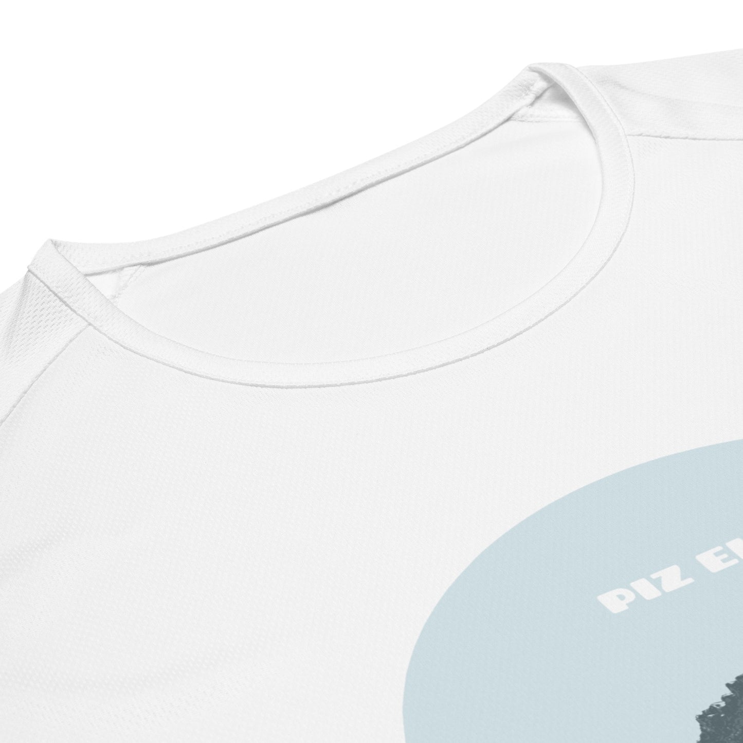 Weisses Damen Sport-Shirt mit blauem Piz Ela Aufdruck am Kragen, Rundhalsausschnitt, aus atmungsaktivem Material.