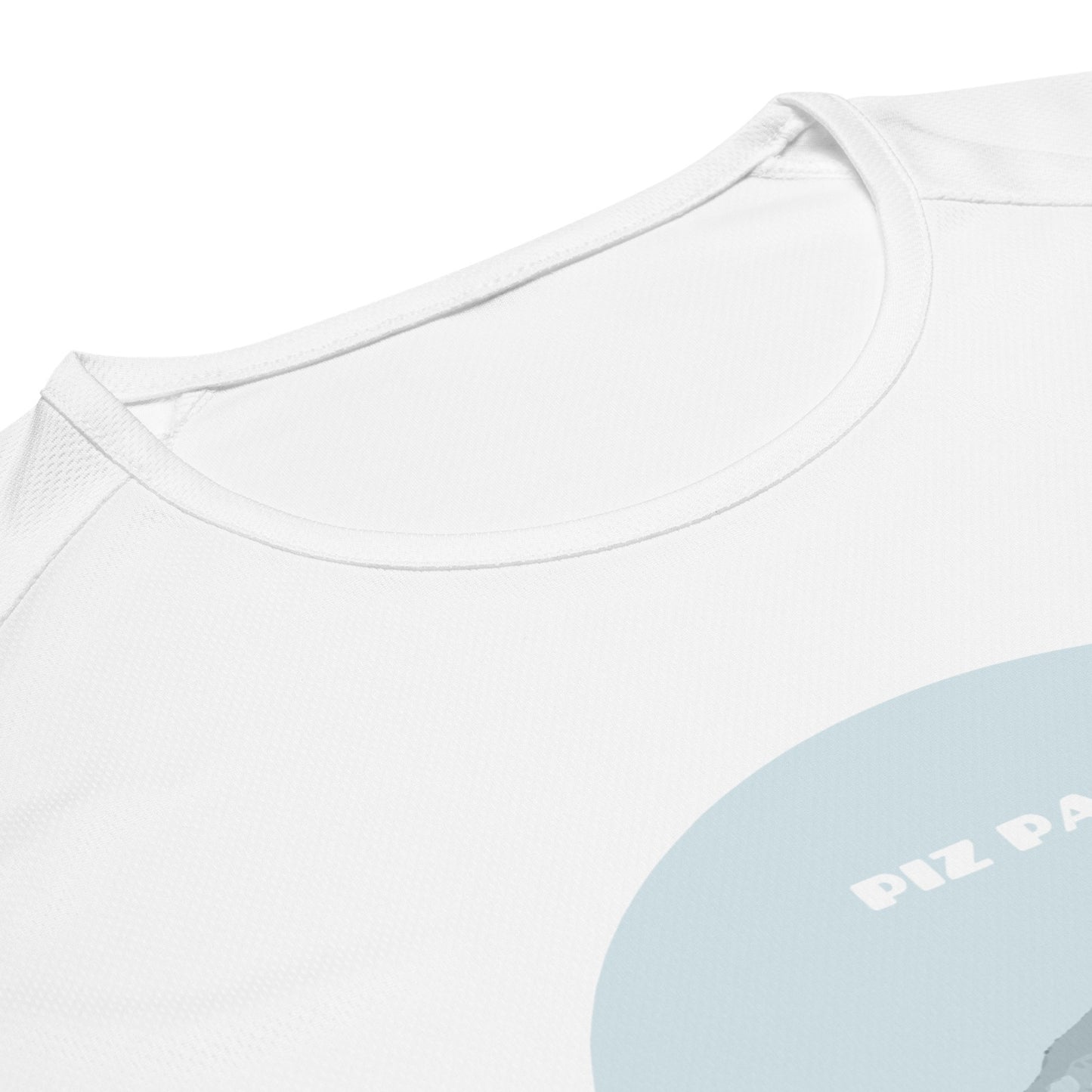 Nahaufnahme des Halsausschnitts eines blauen Damen-Sport-Shirts mit weissem Logo-Print.