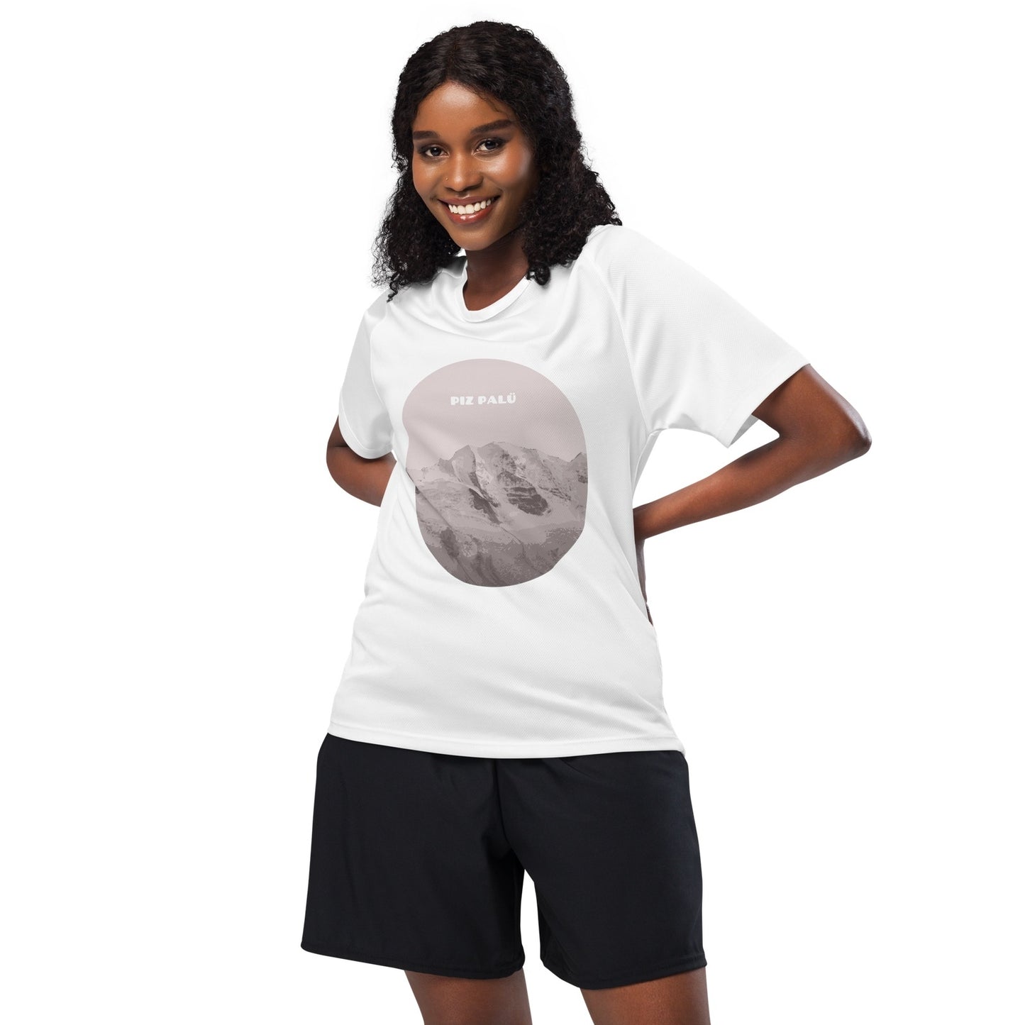 Frau in rotem Damen-Sport-Shirt mit Piz Palü Aufdruck und schwarzen Shorts beim Sport.