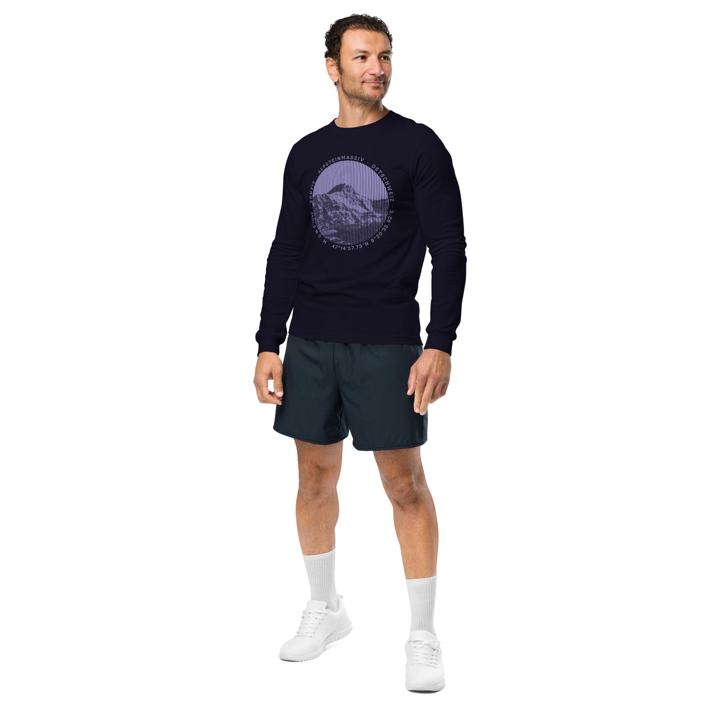 Herren Longsleeve T-Shirt Säntis, navyblau, Baumwolle, V-Neck, Farbkontrast zu Sportkleidung, weiße Socken, weiße Turnschuhe. Detailansicht des Produkts.