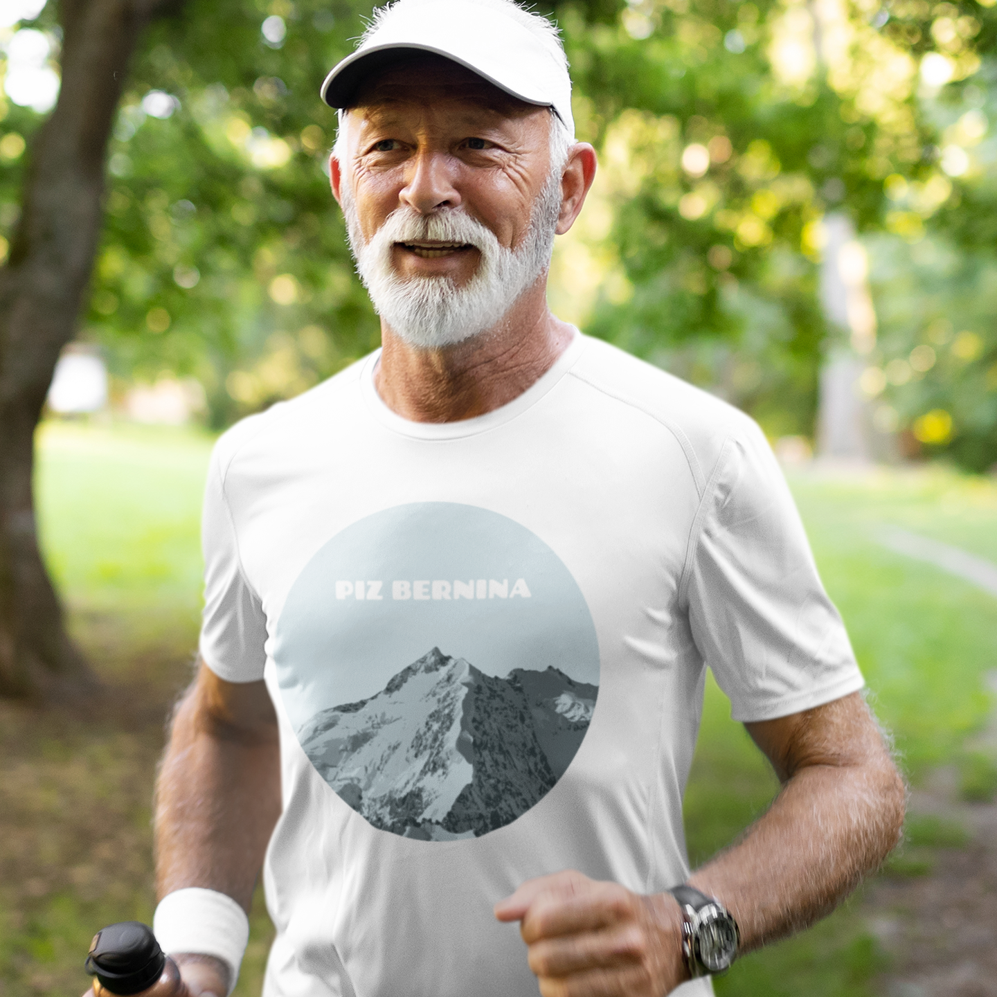 Herren-Sport-Shirt in Blau mit Piz Bernina Logo, getragen von einem Jogger während des Trainings
