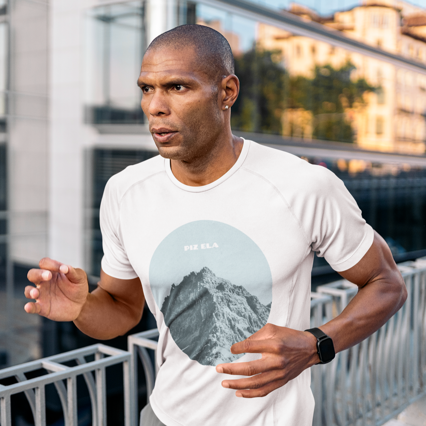 Weisses Herren-Sport-Shirt mit Piz-Ela-Print in Blau, getragen von einem Jogger beim Lauftraining.