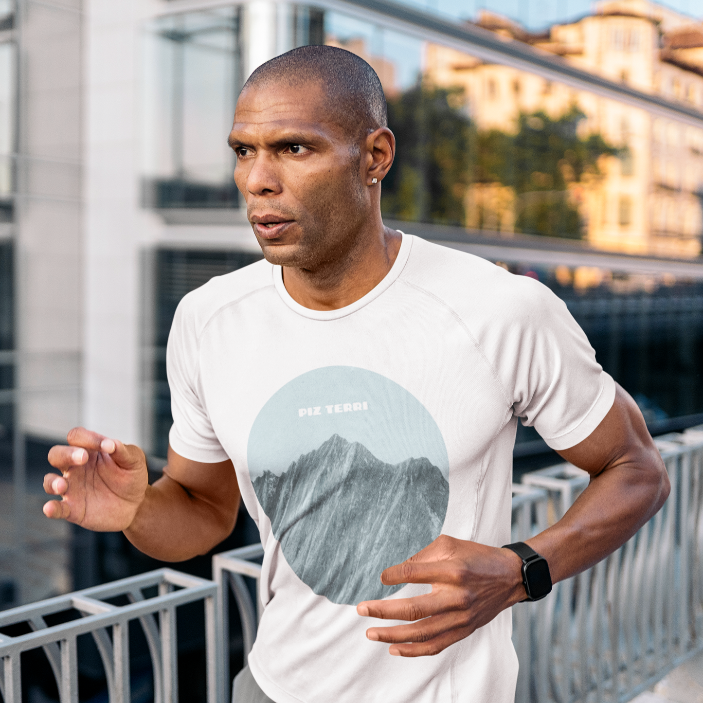 Weisses Herren-Sport-Shirt mit Piz Terri Motiv in Blau, Baumwolle, Jogger