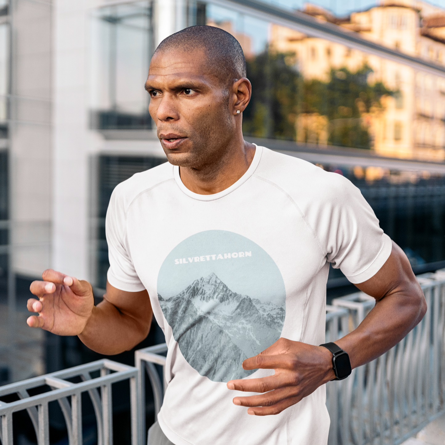 Blaues Herren-Sport-Shirt mit Silvrettahorn-Print, Baumwolle, sportlich geschnitten.