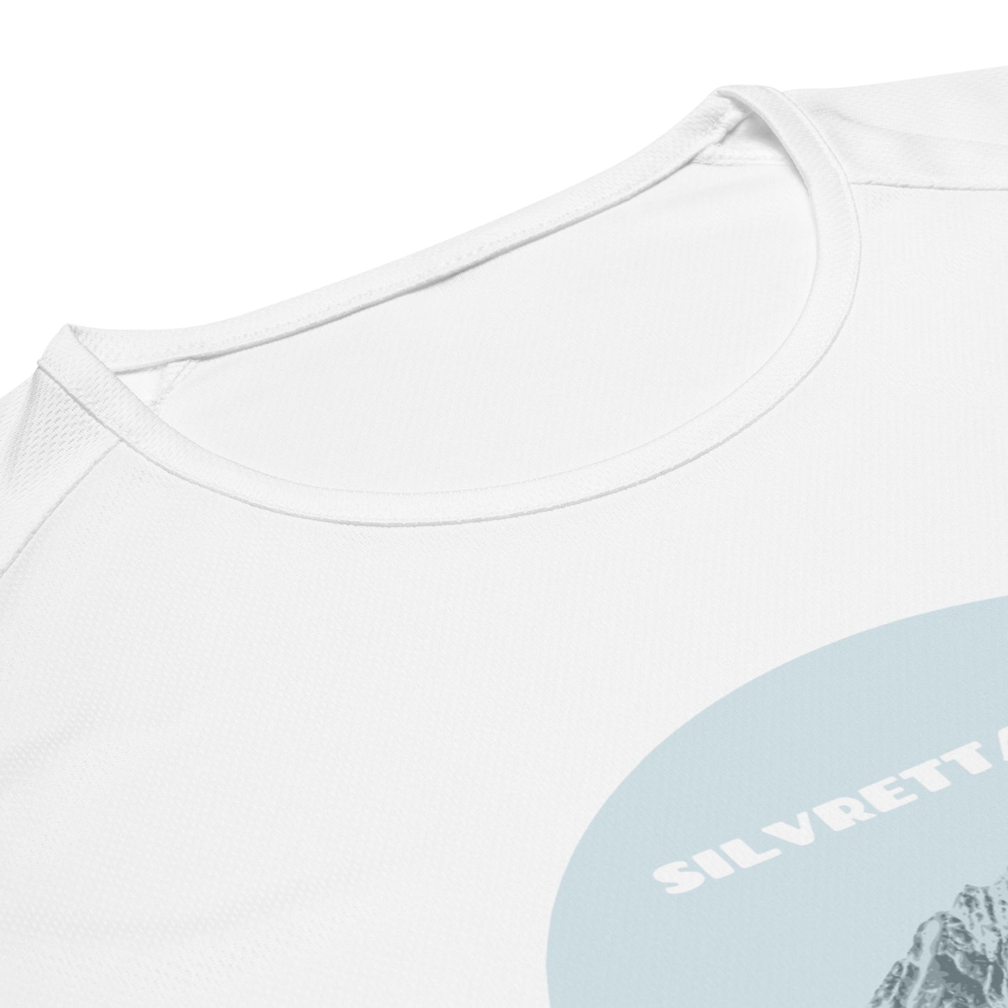 Weisses Herren Sport-Shirt mit blauem Silvrettahorn-Print am Kragen aus atmungsaktivem Material.