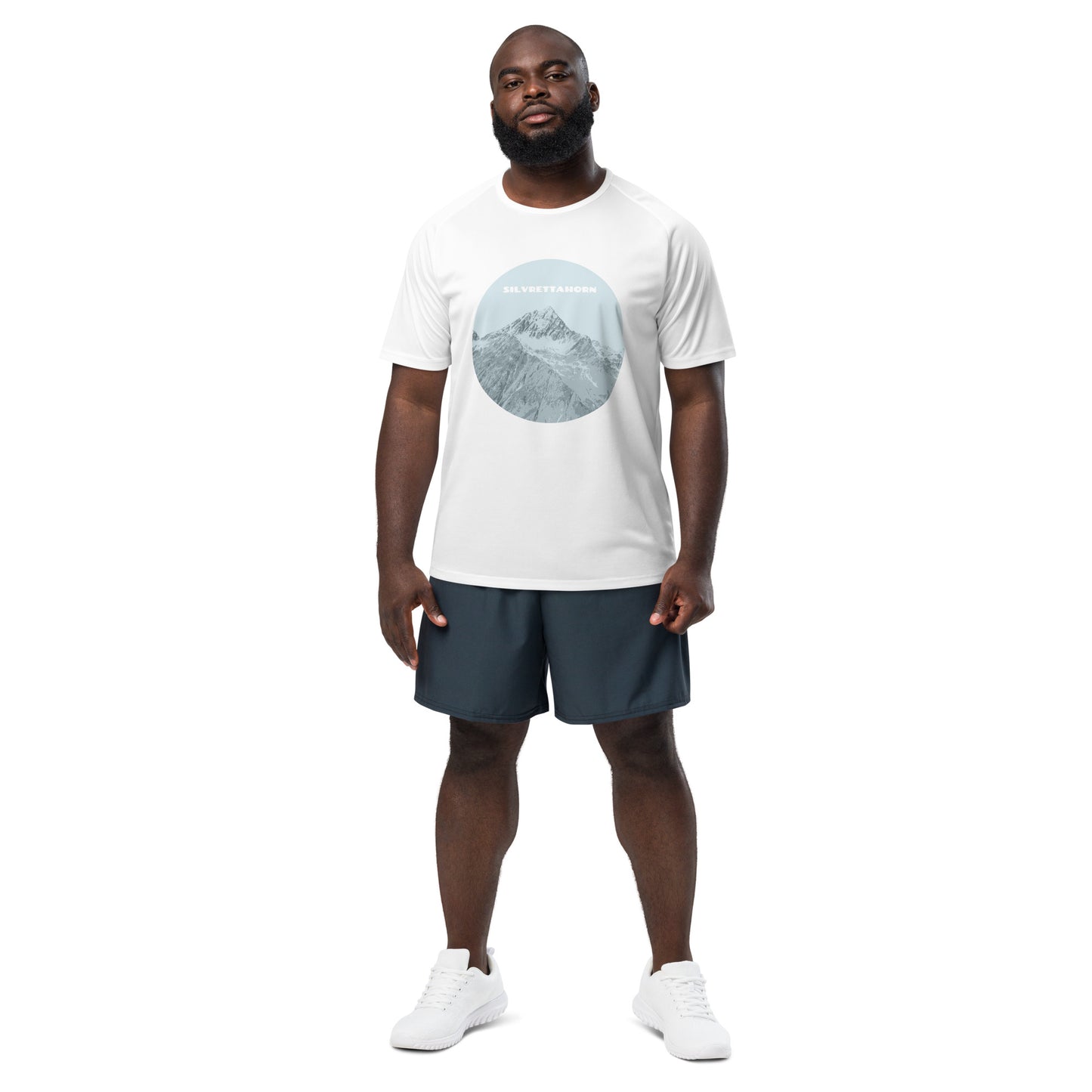 Sportler in weißem Herren-Sport-Shirt mit blauem Silvrettahorn-Print und schwarzen Shorts, atmungsaktiv und ideal für sportliche Aktivitäten.