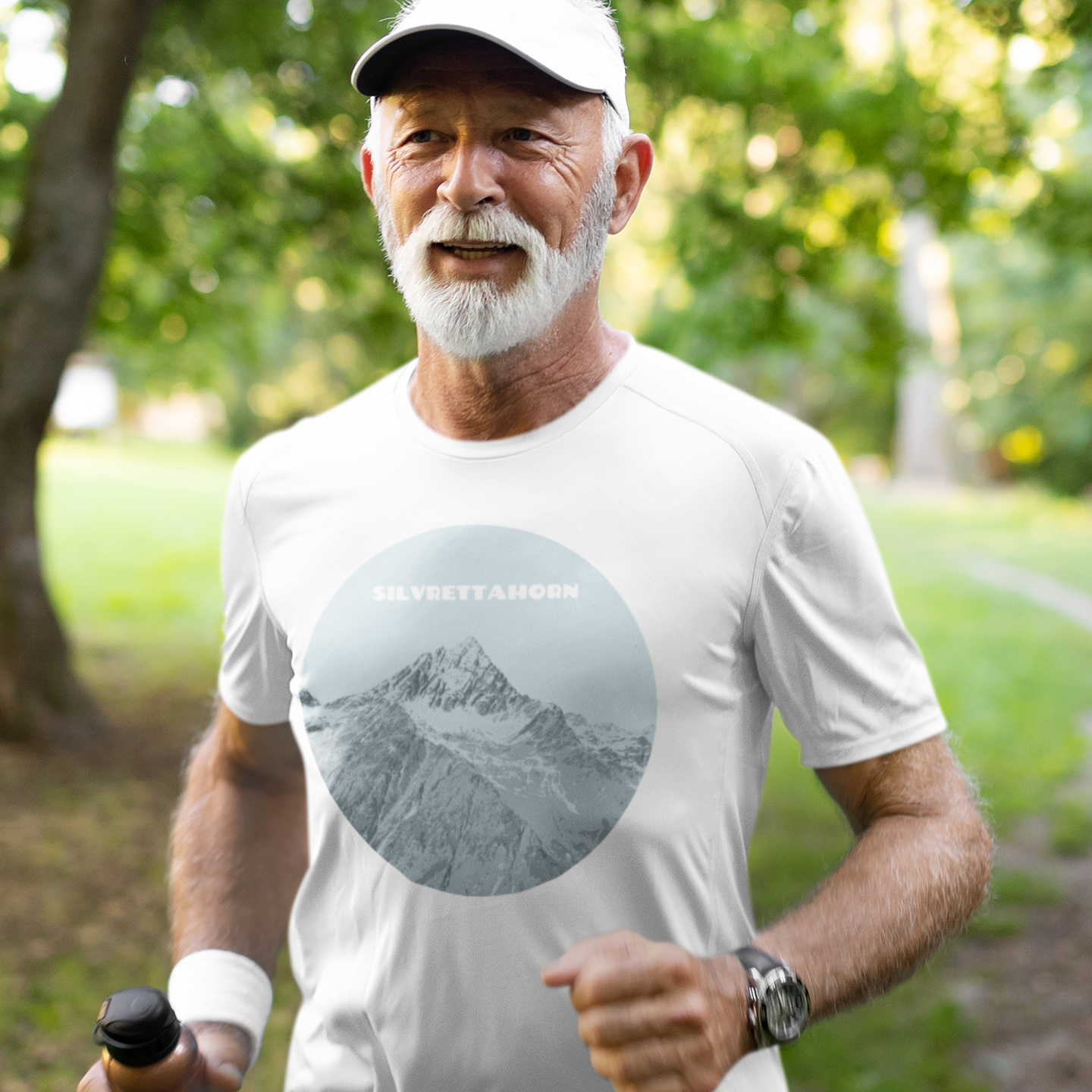 Herren-Sport-Shirt in Blau mit Silvrettahorn-Print, getragen von einem Sportler beim Laufen
