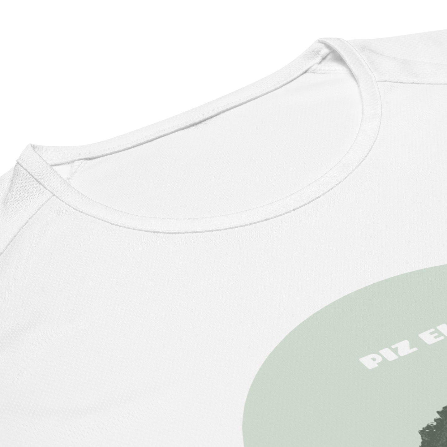 Weisses Herren Sport-Shirt mit grünem Piz Ela Aufdruck am Kragen, Baumwolle, atmungsaktiv.