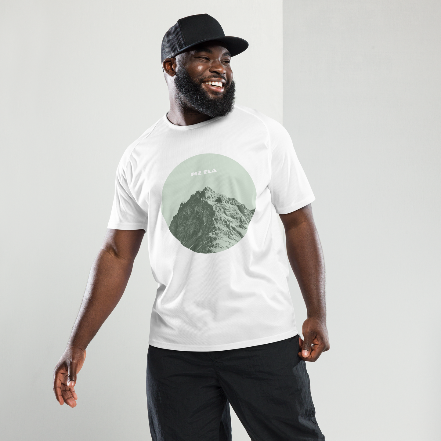 Herren-Sport-Shirt in Weiß mit Piz Ela Motiv, getragen von einem Freizeitsportler in schwarzer Trainingshose.