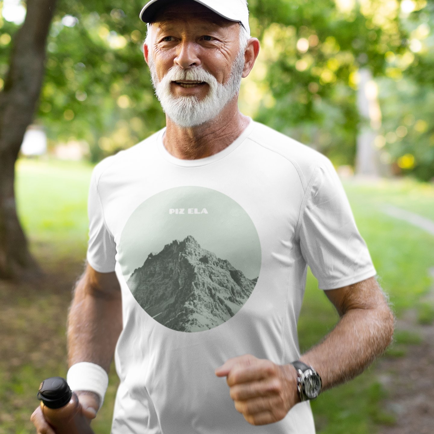 Weisses Herren Sport-Shirt mit Piz Ela Motiv, aus atmungsaktivem Material, für Outdoor-Aktivitäten.