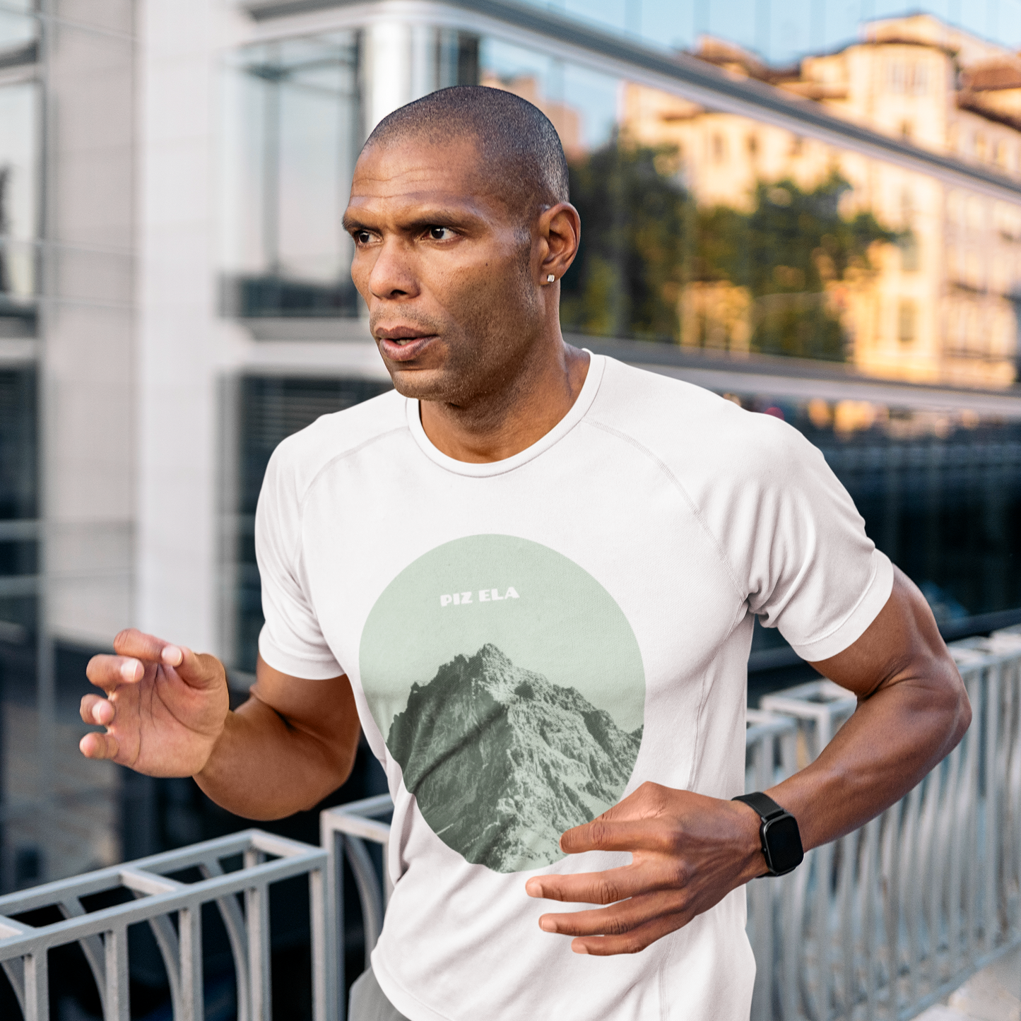 Herren-Sport-Shirt in Hellgrün mit Piz Ela-Print, getragen von einem Jogger