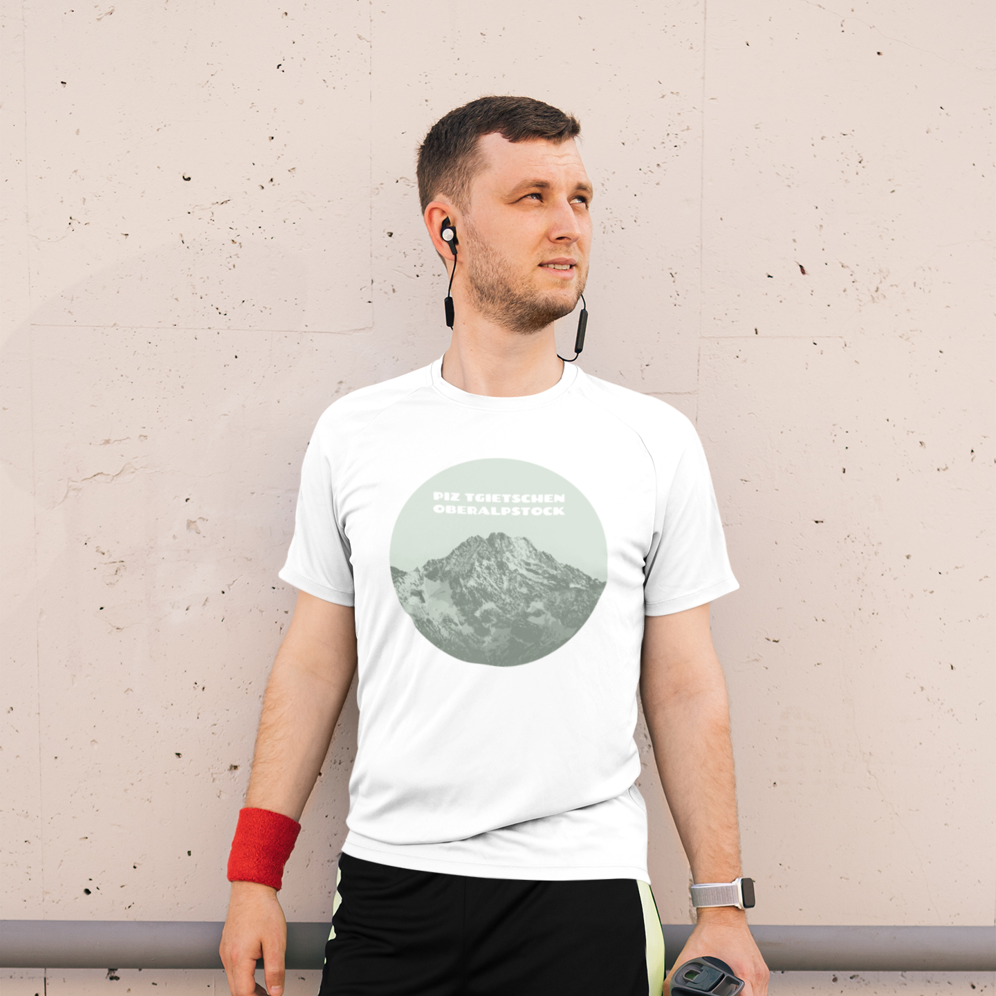 Junger Mann mit weissem Herren-Sport-Shirt mit einem grünen Print mit Oberalpstock.