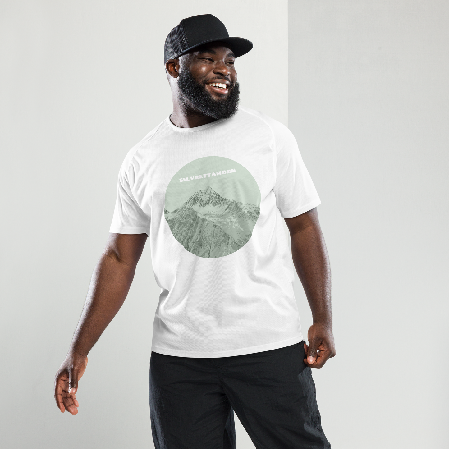 Weisses Herren-Sport-Shirt mit Silvrettahorn-Print, getragen von einem Freizeitsportler