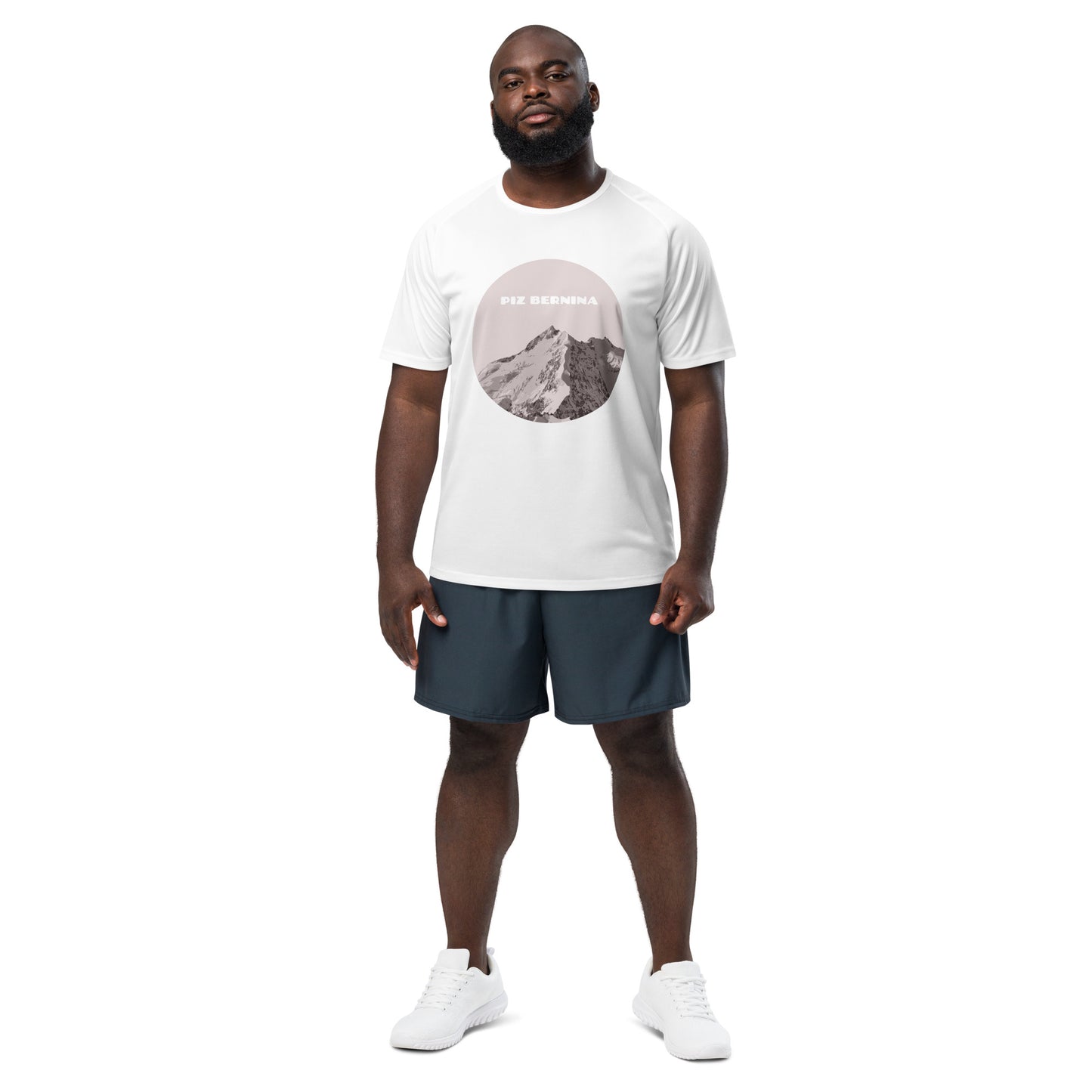 Rotes Herren Sport-Shirt mit Piz Bernina Motiv, getragen mit grauen Shorts und weißen Turnschuhen