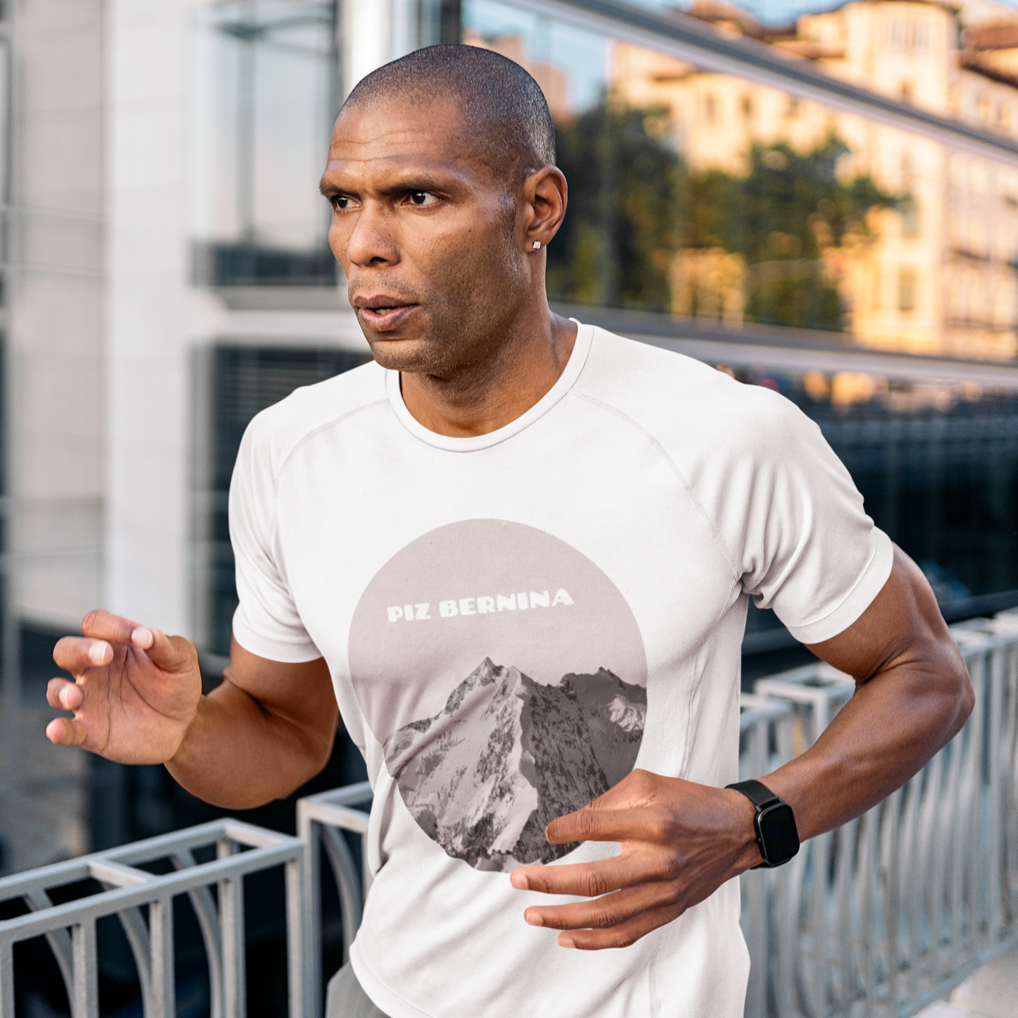 Rotes Herren-Sport-Shirt mit Piz Bernina und Biancograt Motiv in Aktion