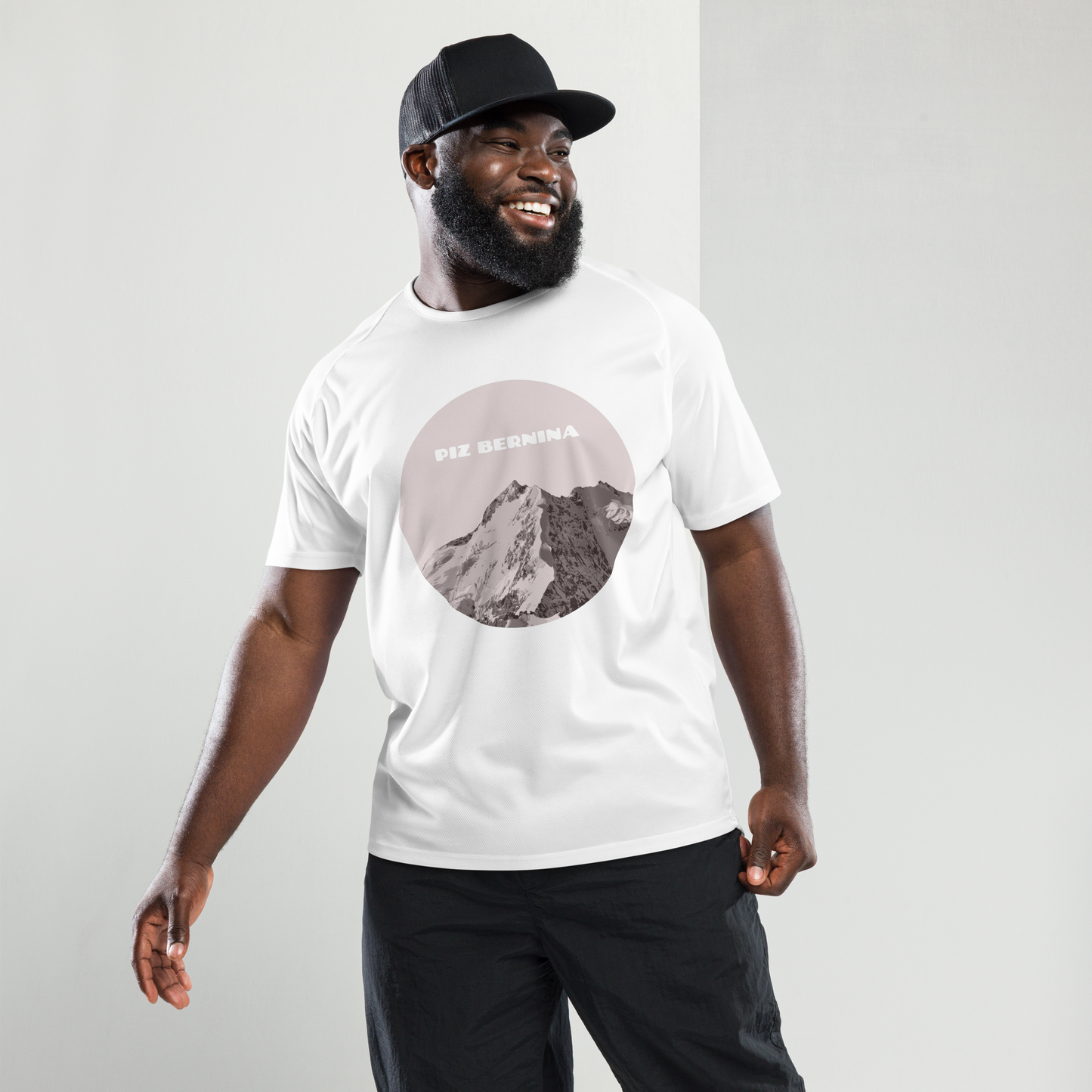 Sportler in rotem Herren-Sport-Shirt Piz Bernina mit schwarzer Trainingshose beim Laufen