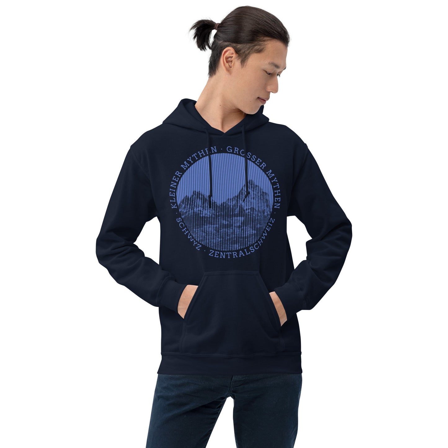 Dieser Naturfreund trägt einen navyblauen Herren T-Shirt von Vallada mit einem Aufdruck von Gross Mythen und Chli Mythen. Dieser Hoodie ist ein Ausdruck seines Enthusiasmus für die Innerschweizer Bergwelt.ins.