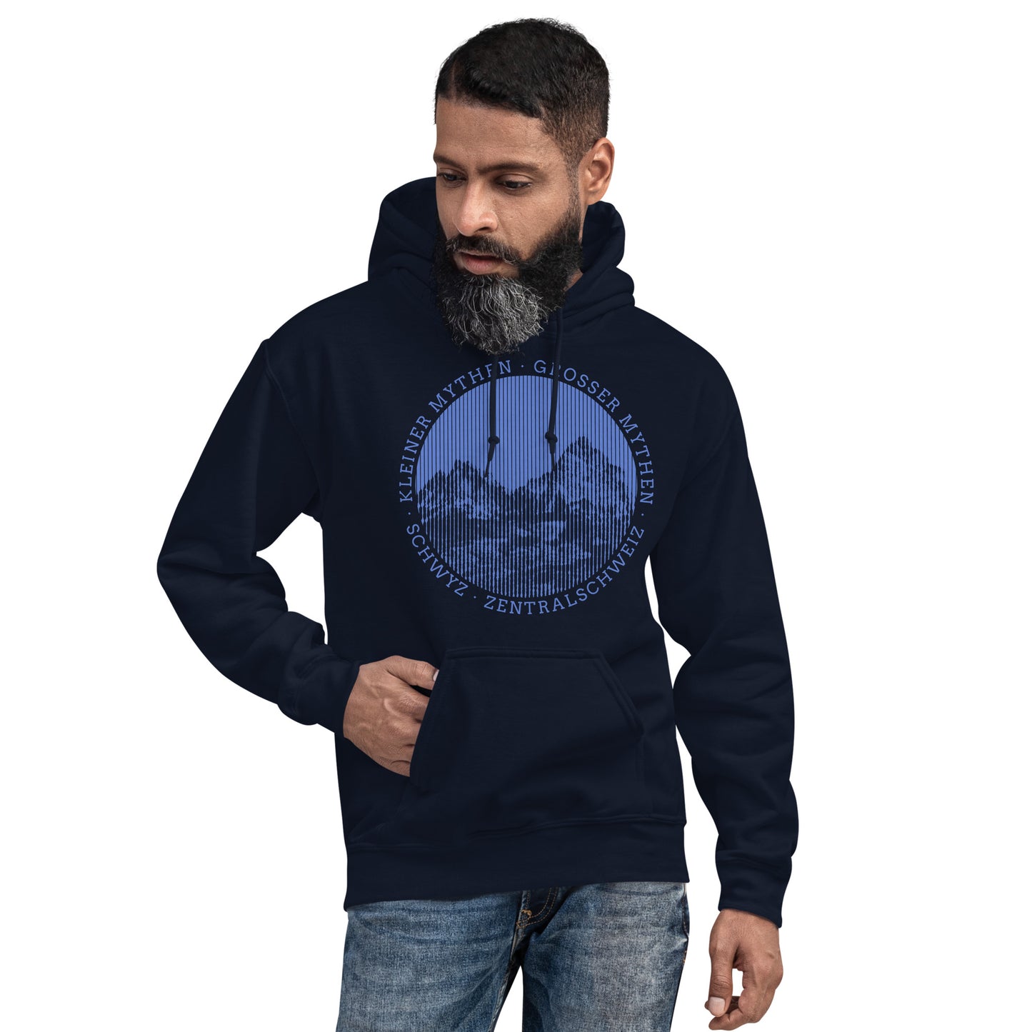 Dieser bergbegeisterte Innerschweizer trägt einen navyblauen Hoodie für Männer von Vallada mit einem Aufdruck der Mythen. Dieser Hoodie ist ein Statement für seinen Begeisterung für die Mythen by Schwyz.
