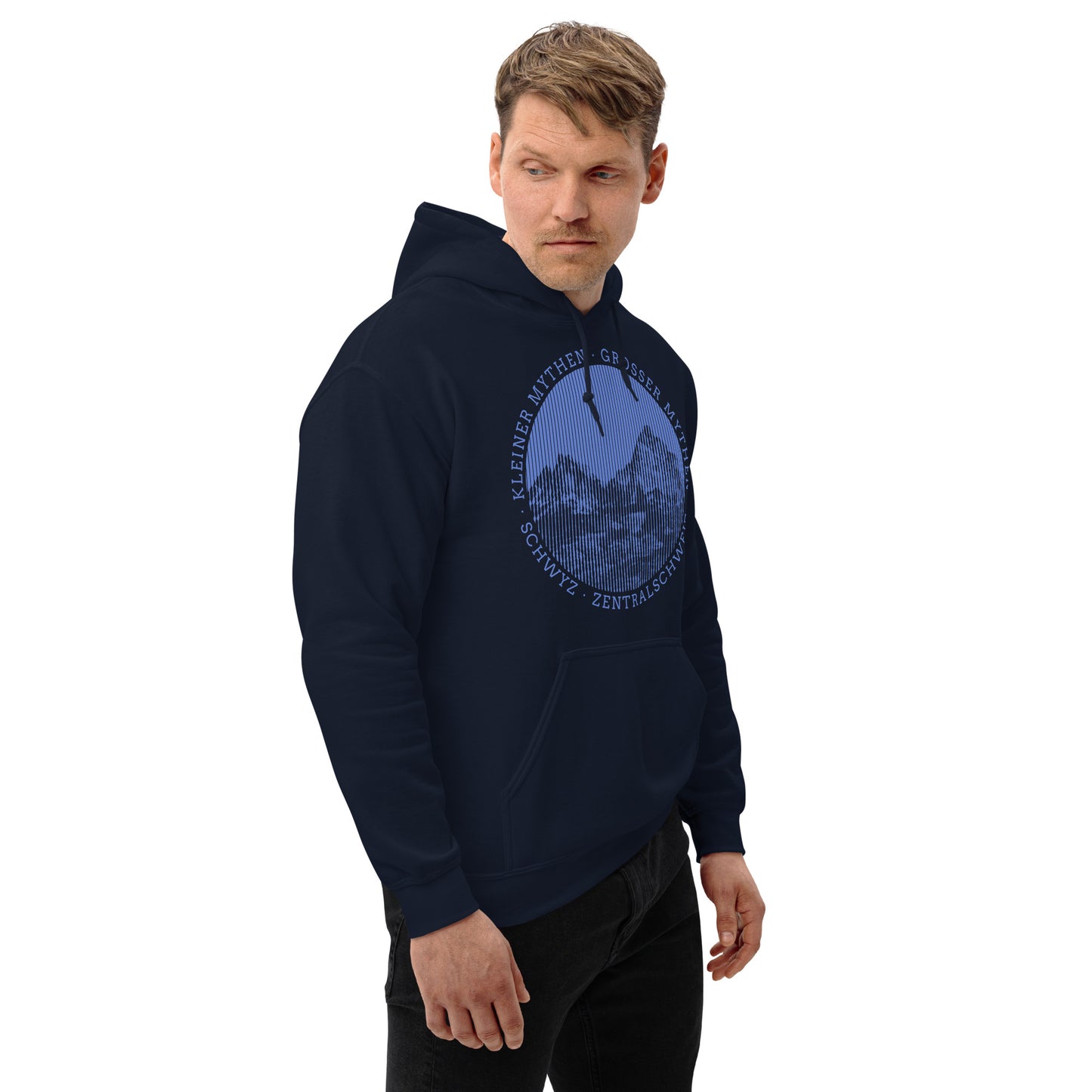 Dieser Bergfreund trägt einen navyblauen Hoodie für Herren von Vallada mit einem Aufdruck des Grossen Mythen und des Kleinen Mythen. Damit drückt er seine Liebe zu den Mythen und Bergen der Zentralschweiz aus.