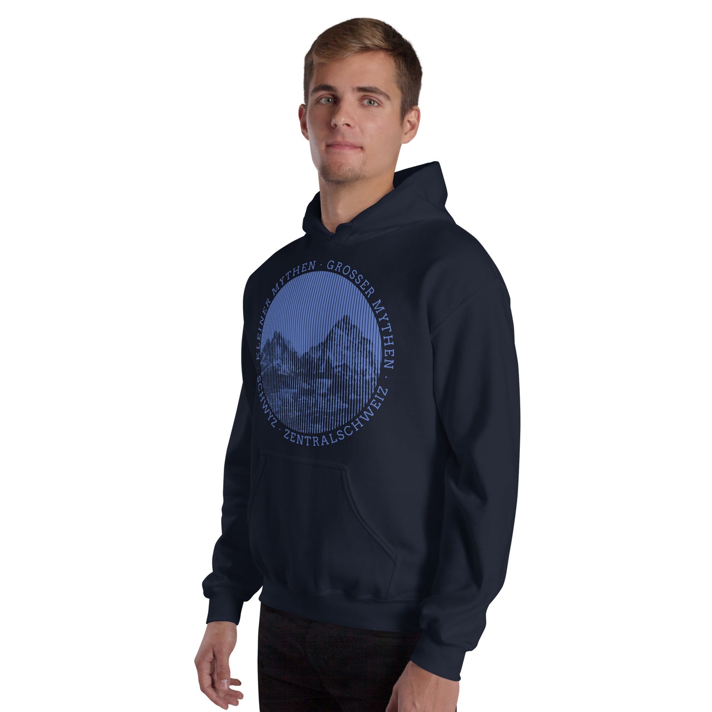 Junger Innerschweizer mit dunkelblauem Hoodie mit den Mythen.