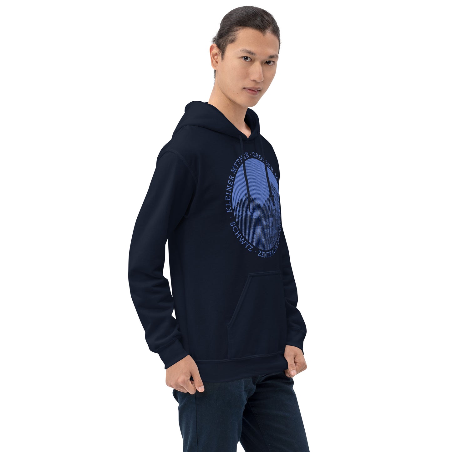Dieser Naturfreund trägt einen navyblauen Herren Hoodie von Vallada mit einem Aufdruck der Mythen.
