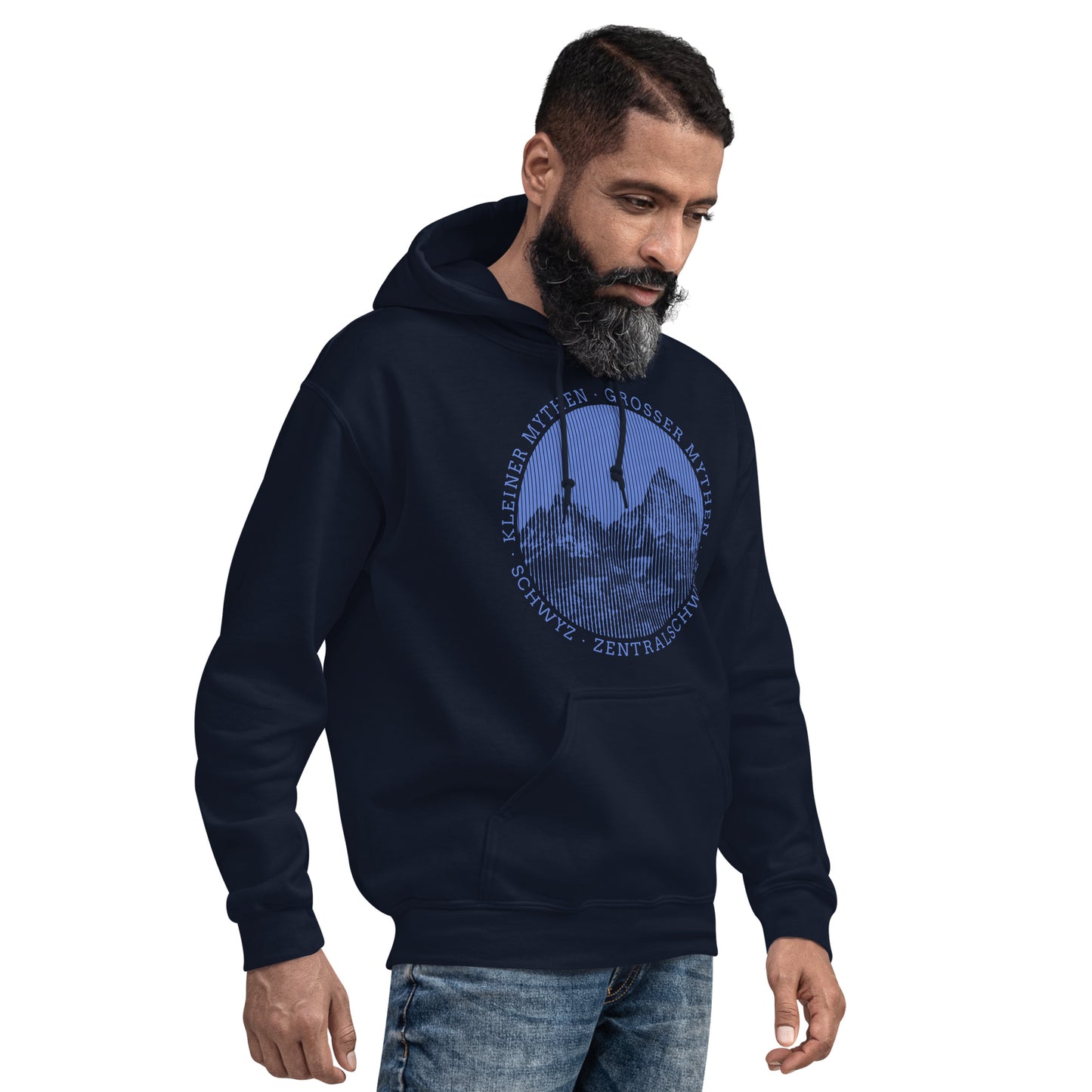 Dieser Naturfreund trägt einen navyblauen Männer Hoodie von Vallada mit einem Aufdruck der Berggipfel von Gross Mythen und Chli Mythen. Damit drückt er seine Liebe zu den Schwyzer Bergen aus.
