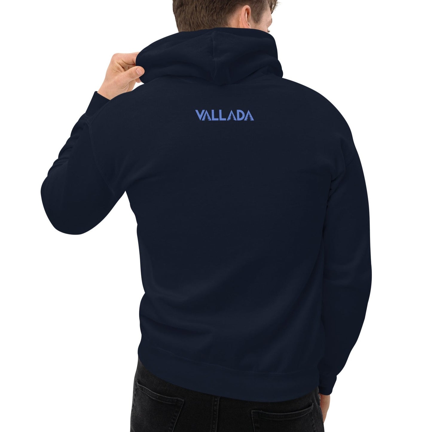 Dieser Wanderfreund trägt einen navyblauen Herren Hoodie von Vallada. Er steht mit dem Rücken zur Kamera, so dass wir die Rückseite des Hoodies mit dem Logo sehen können.
