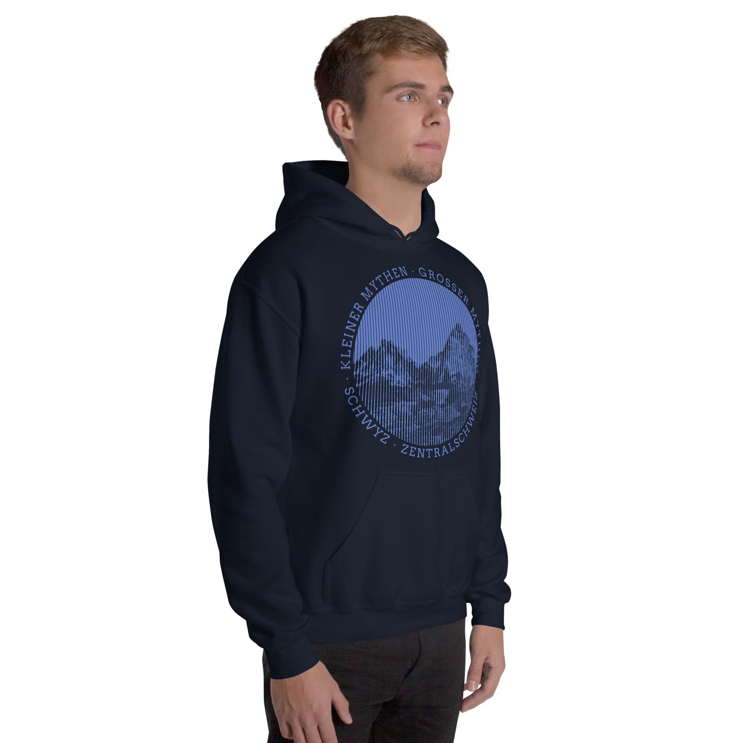 Dieser Bergenthusiast trägt einen navyblauen Hoodie für Männer von Vallada mit einem Mythen-Print. Das erinnert ihn bei jedem Tragen an seine Bergtouren in dieser einmaligen Bergwelt mit seiner grandiosen Natur und die schöne Zeit in der Innerschweiz mit den Freunden.