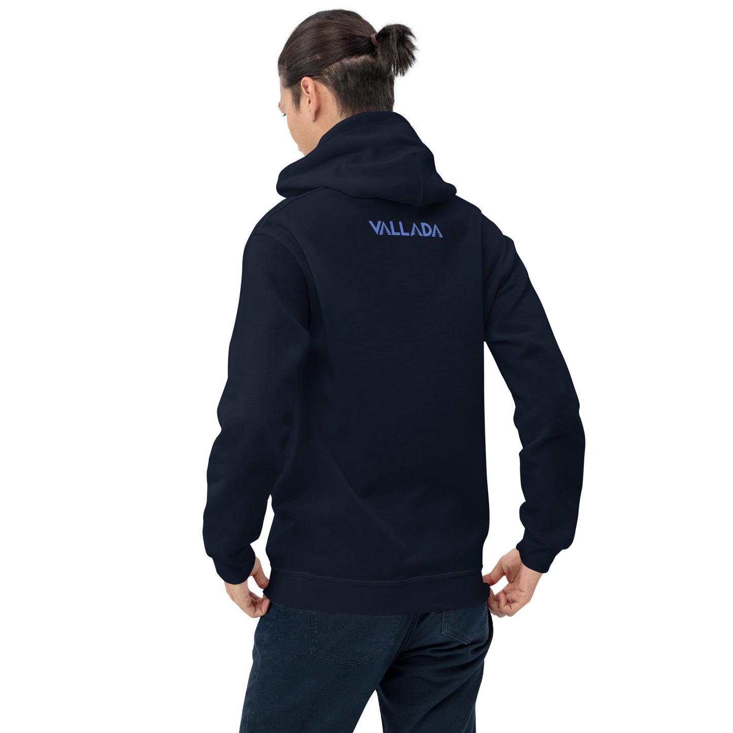 Dieser Wanderfreund trägt einen navyblauen Herren Hoodie. Er steht mit dem Rücken zur Kamera, so dass wir das Vallada-Logo sehen.