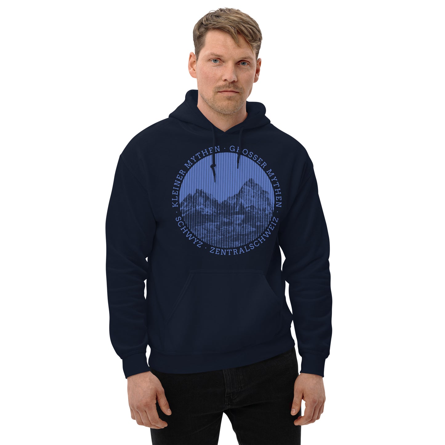 Dieser Naturfreund trägt einen navyblauen Hoodie von Vallada mit einem Aufdruck von Grossem Mythen und Kleinen Mythen. Dieser Hoodie ist ein Ausdruck seines Enthusiasmus für die Zentralschweiz.