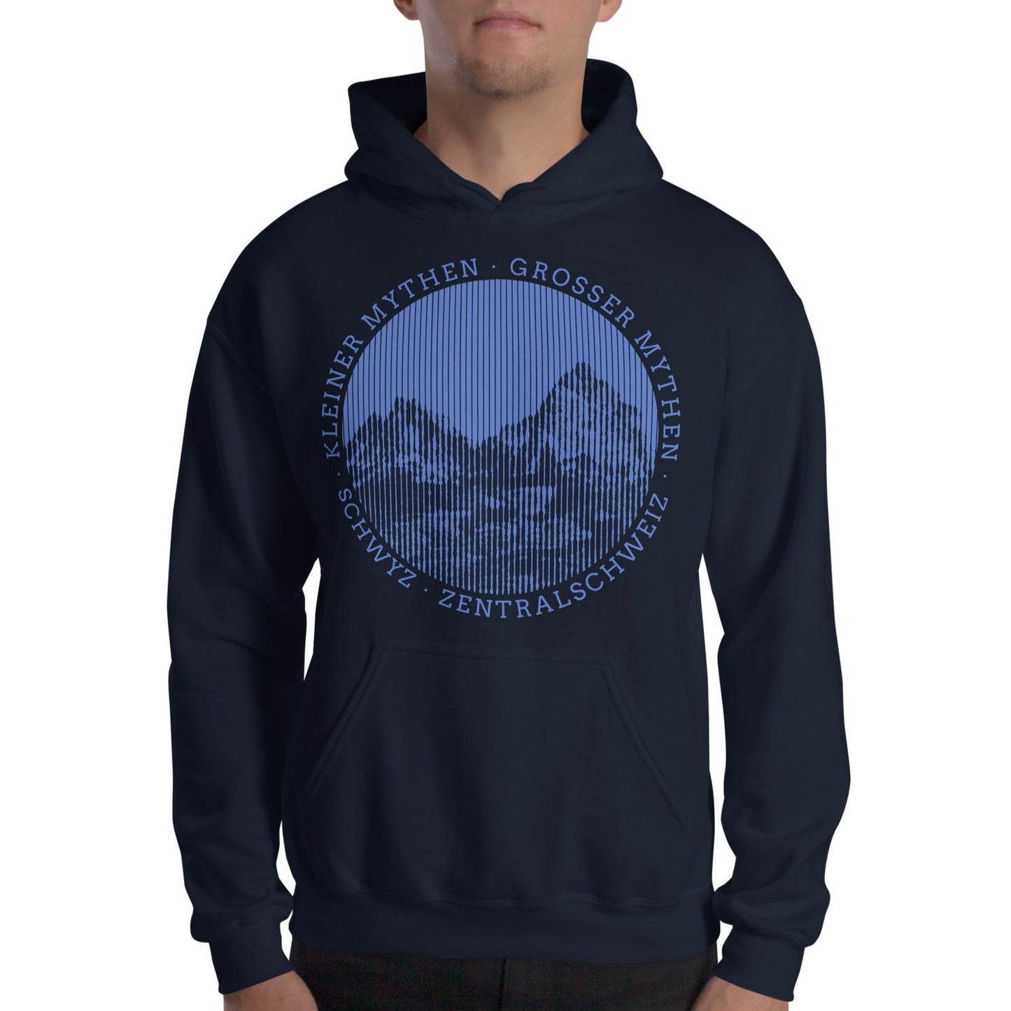 Dieser Naturfreund trägt einen navyblauen Männer Hoodie von Vallada mit einem Aufdruck der Mythen. Damit drückt er seine Liebe zu den Alpen und der Zentralschweiz.