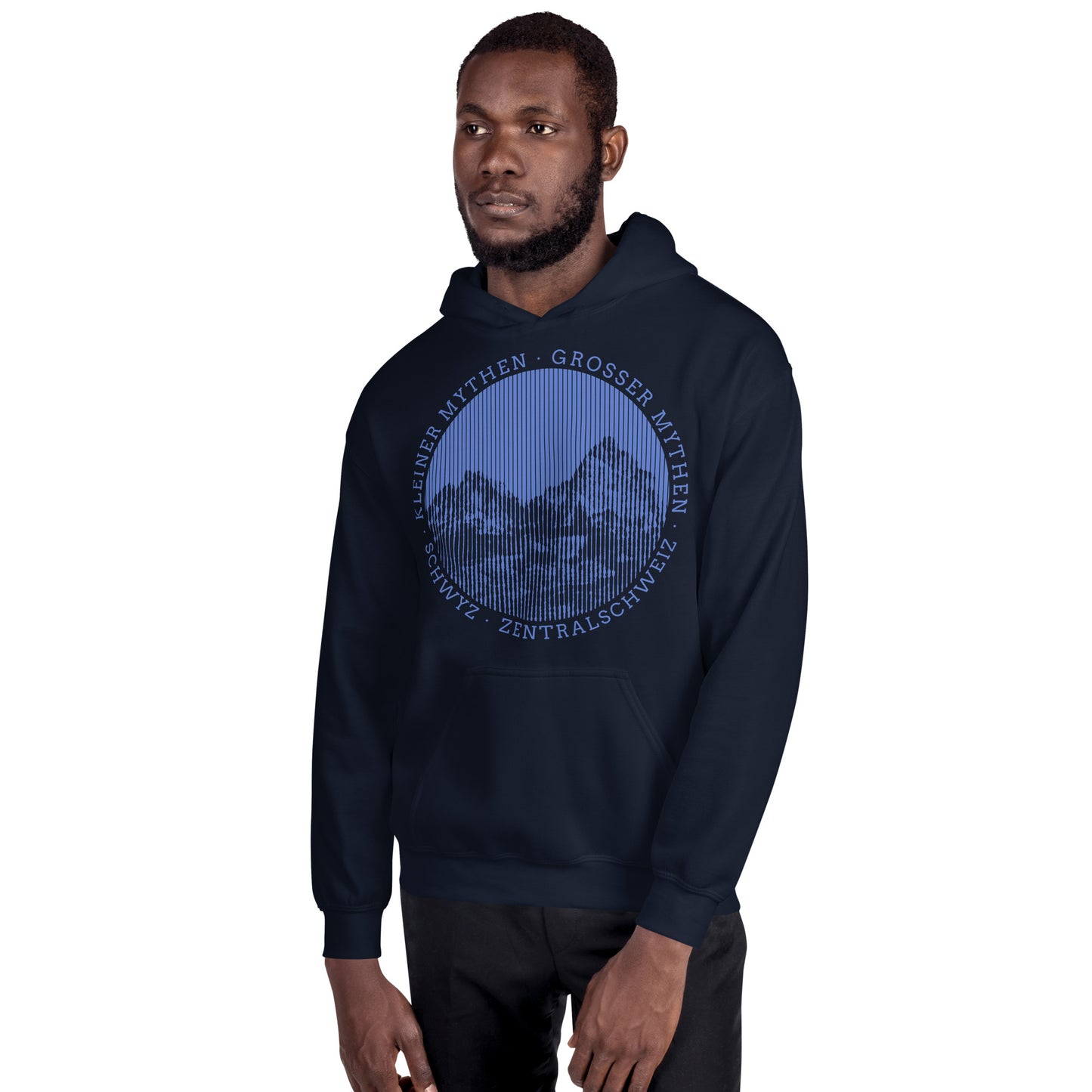 Dieser Bergfreund trägt einen navyblauen Hoodie für Herren von Vallada mit einem Aufdruck der Mythen bei Schwyz. Damit drückt er seine Liebe zu den Alpen und den Bergen der Urschweiz aus.