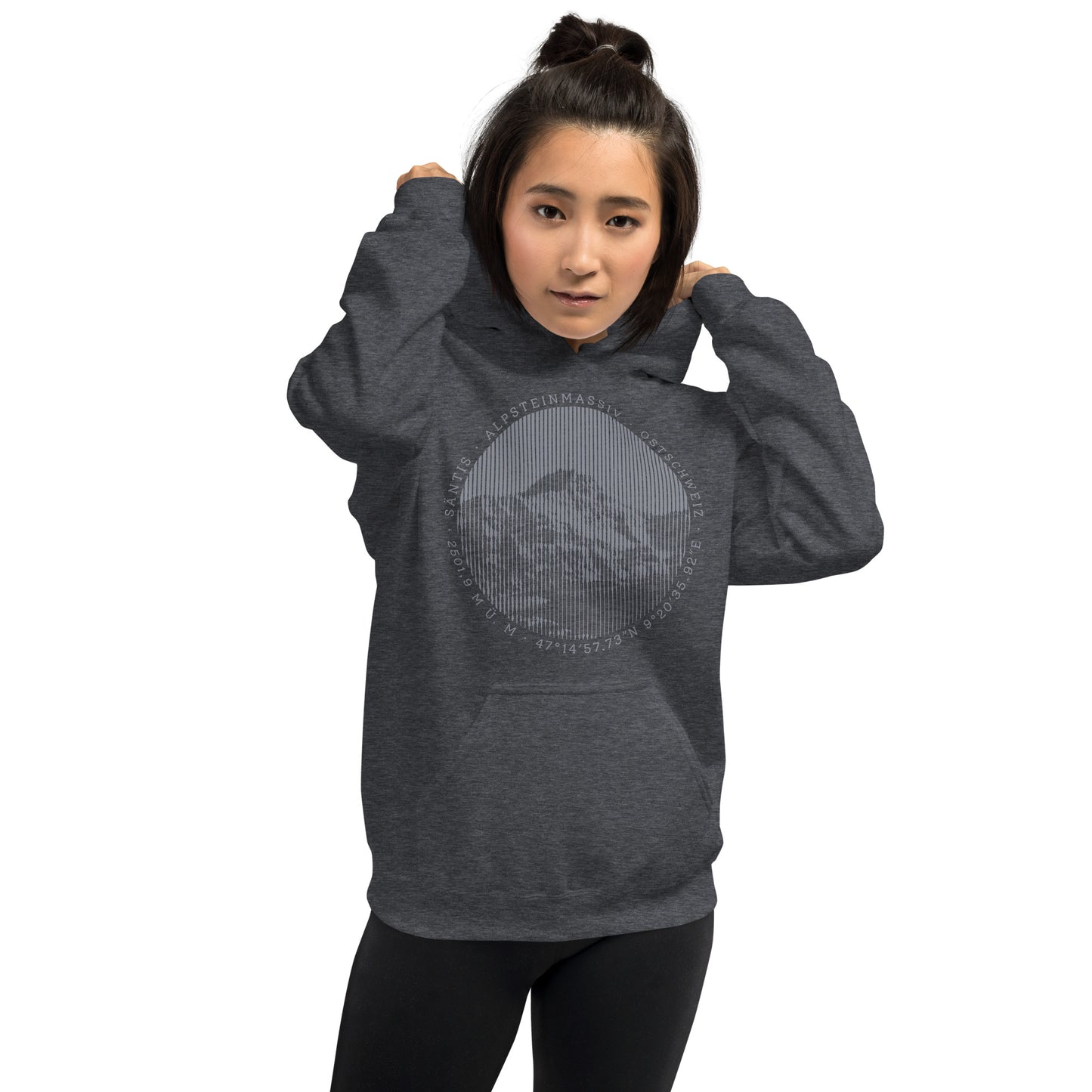Damen Hoodie Säntis I dunkelgrau meliert mit Säntis-Gipfel-Aufdruck, getragen von einer Frau, die ihre Liebe zu den Alpen zeigt.