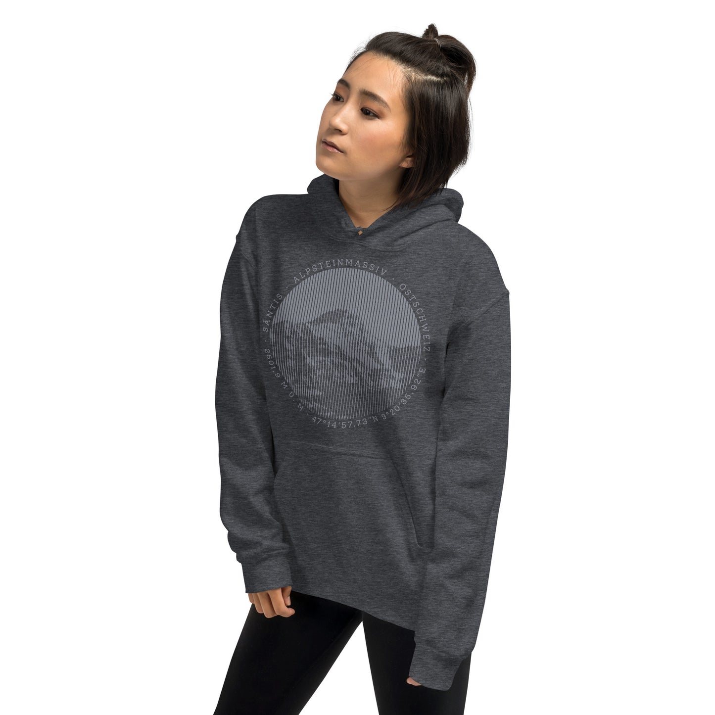 Damen Hoodie Säntis I dunkelgrau meliert mit Säntis-Print, getragen von einer Frau in den Bergen.