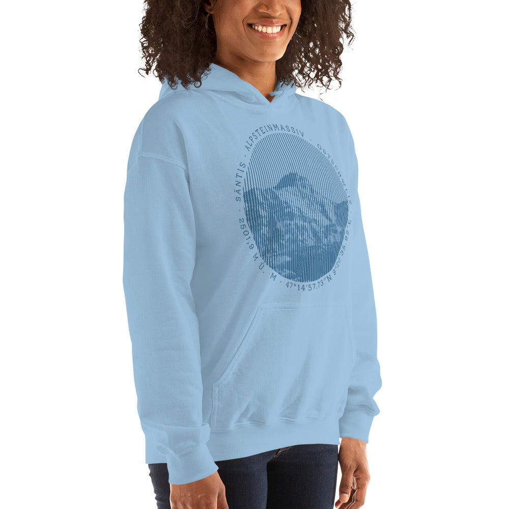 Diese Bergfreundin trägt einen hellblauen Hoodie von Vallada mit einem Aufdruck des Säntis-Gipfels. Damit drückt sie ihre Liebe zu den Alpen und dem Alpstein-Gebirge im Besonderen aus.