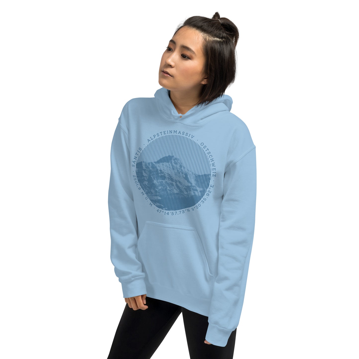Diese Bergenthusiastin trägt einen hellblauen Hoodie aus der Säntis-Collection von Vallada mit einem Säntis-Print. Das erinnert sie bei jedem Tragen an ihre Bergtouren in dieser einmaligen Bergwelt mit seiner grandiosen Natur und die schöne Zeit mit den Freunden.