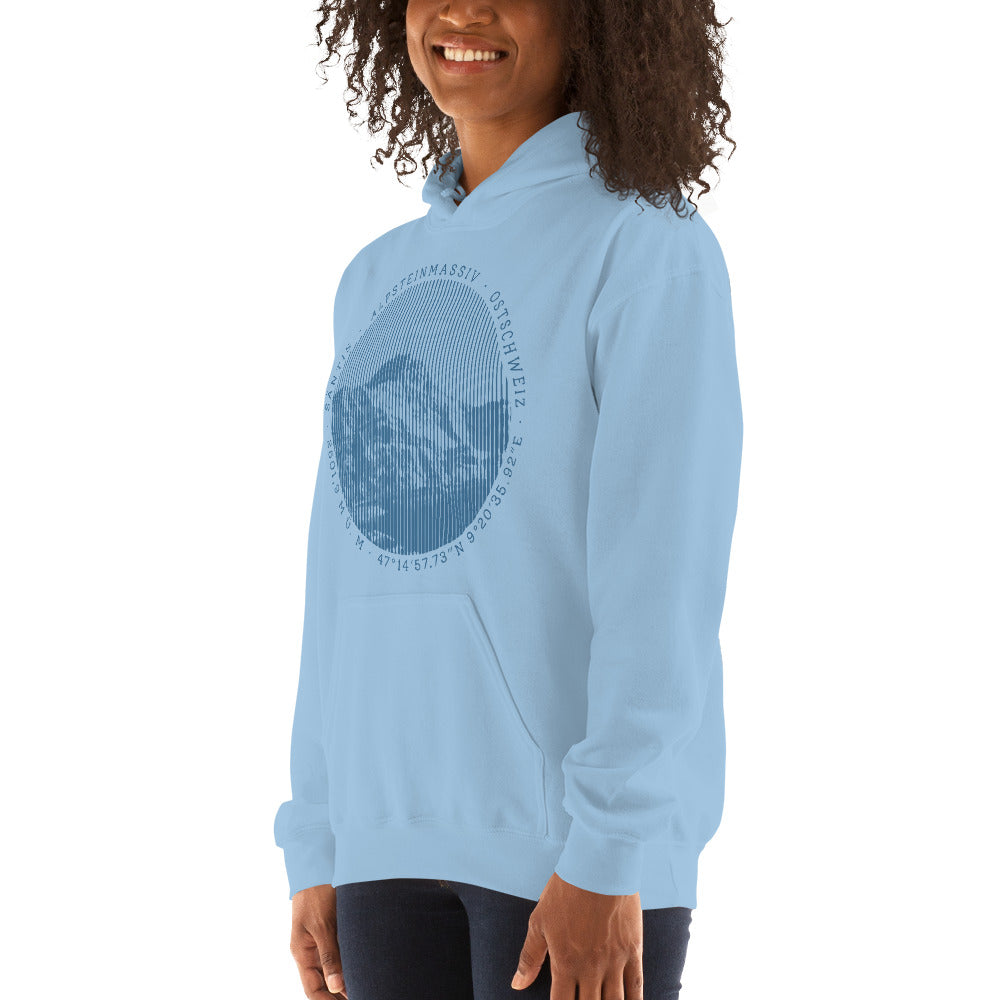 Diese Naturfreundin trägt einen hellblauen Hoodie von Vallada mit einem Aufdruck des Säntis-Gipfels. Dieses Hoodie ist ein Ausdruck ihres Enthusiasmus für die Region des Alpsteins.
