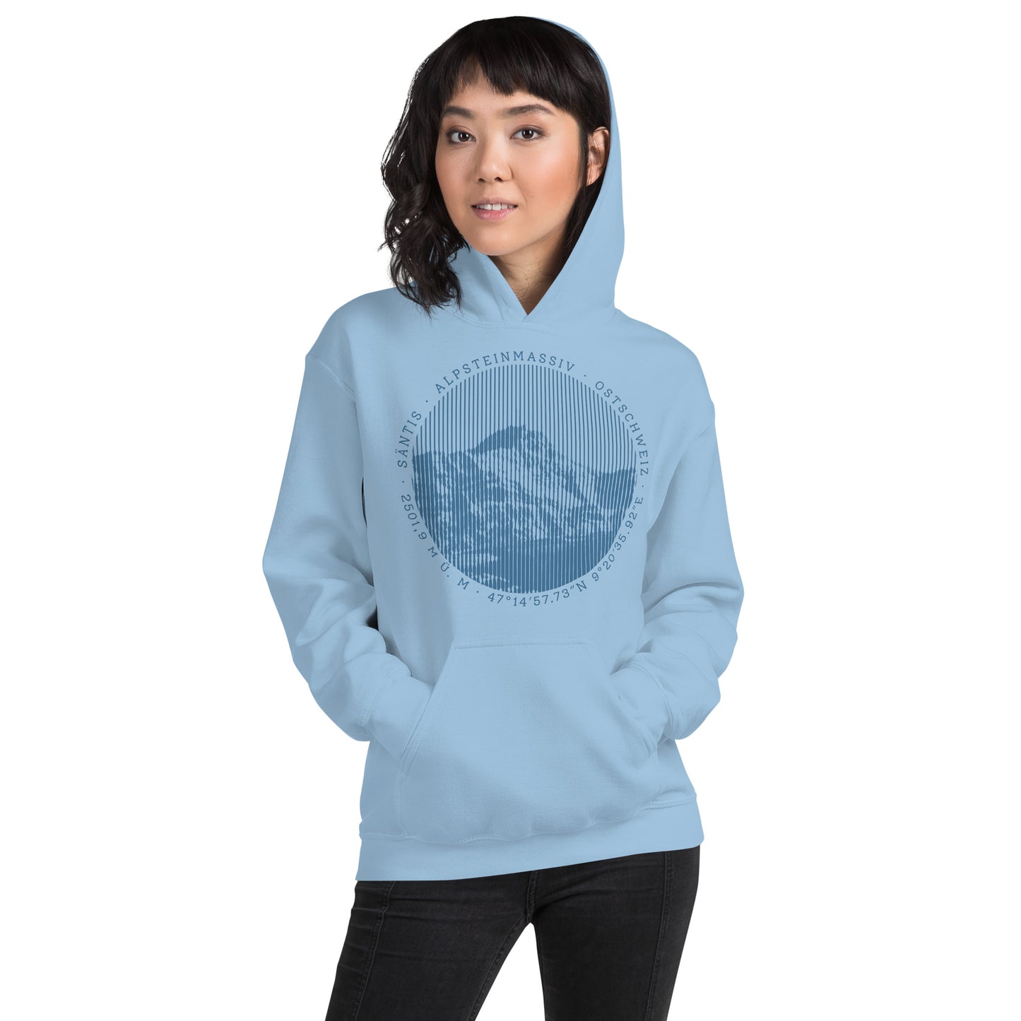 Diese Bergbegeisterte trägt einen hellblauen Hoodie von Vallada mit einem Aufdruck des Säntis-Gipfels. Dieses Hoodie ist ein Statement für ihren Enthusiasmus für diesen Berg in den Appenzeller Alpen.