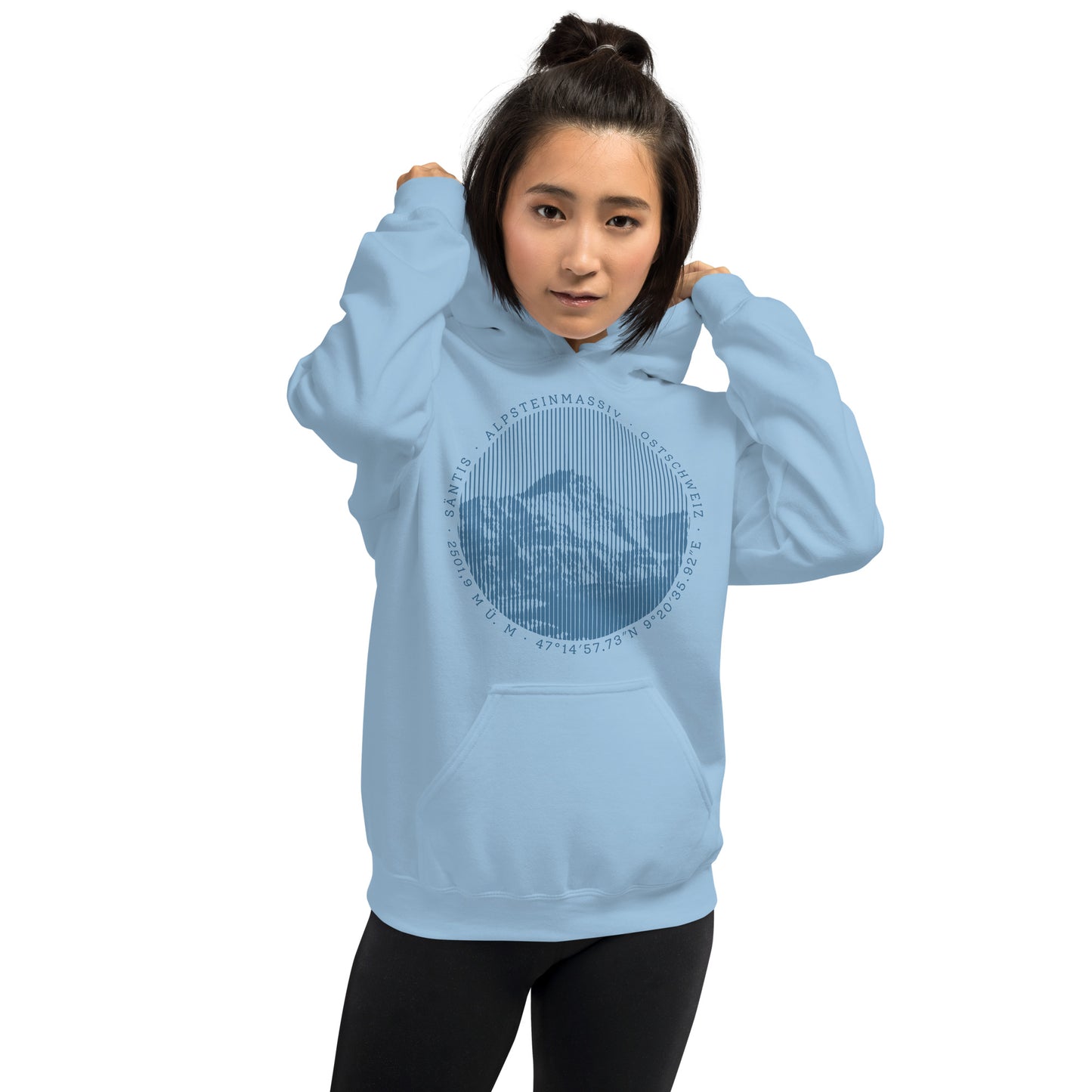 Diese Bergfreundin trägt einen hellblauen Hoodie von Vallada mit einem Aufdruck des Säntis-Gipfels. Damit drückt sie ihre Liebe zu den Alpen und den Appenzeller Alpen im Besonderen aus.
