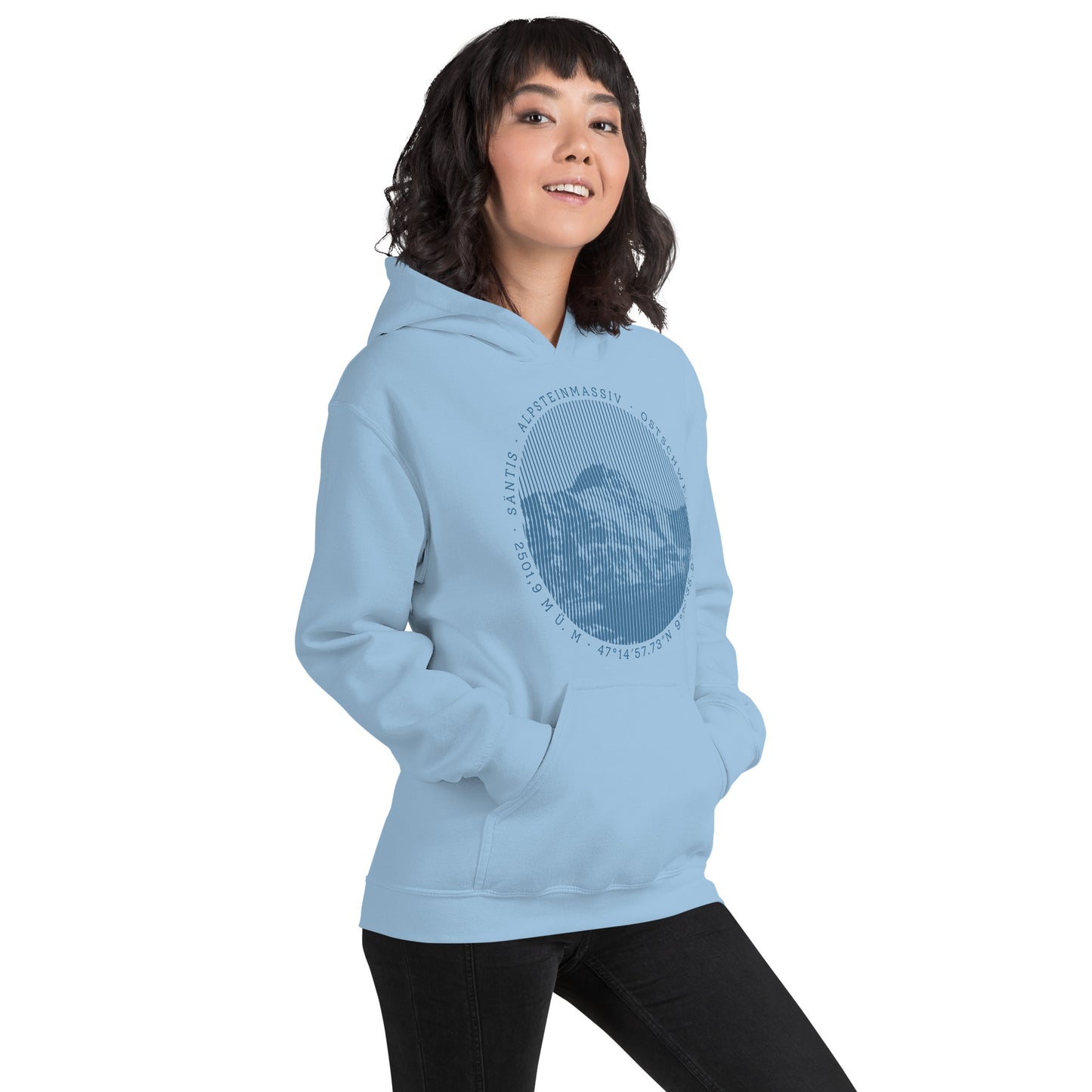 Diese Bergenthusiastin trägt einen hellblauen Hoodie aus der Säntis-Collection von Vallada mit einem Säntis-Print. Das erinnert sie bei jedem Tragen an ihre Bergtouren in dieser einmaligen Bergwelt mit seiner grandiosen Natur und die schöne Zeit mit den Freunden.