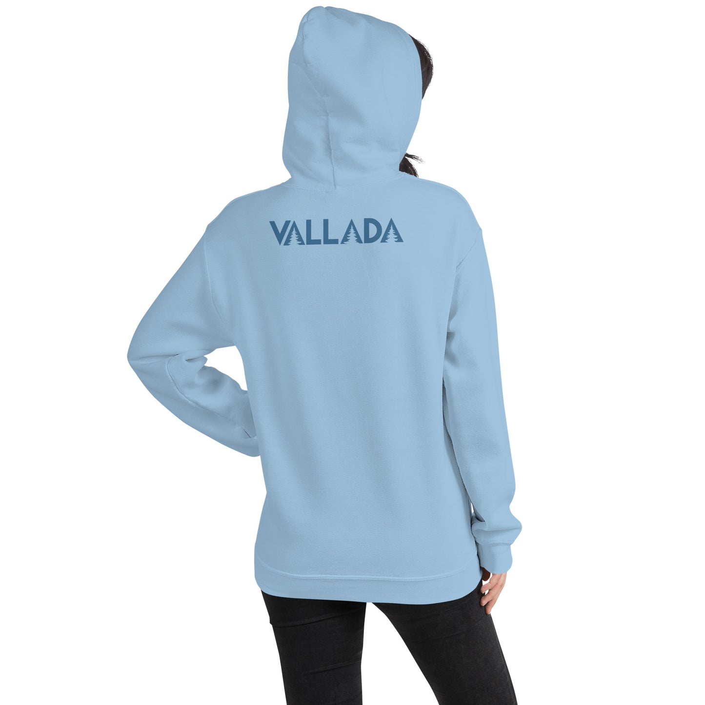 Diese Naturfreundin trägt einen hellblauen Hoodie von Vallada mit einem Aufdruck des Säntis-Gipfels. Dieses Hoodie ist ein Ausdruck ihres Enthusiasmus für die Region des Alpsteins.
