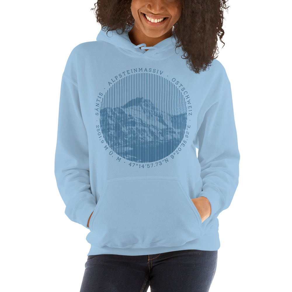 Diese Bergfreundin trägt einen hellblauen Hoodie von Vallada mit einem Aufdruck des Säntis-Gipfels. Damit drückt sie ihre Liebe zu den Alpen und dem Alpstein-Gebirge im Besonderen aus.
