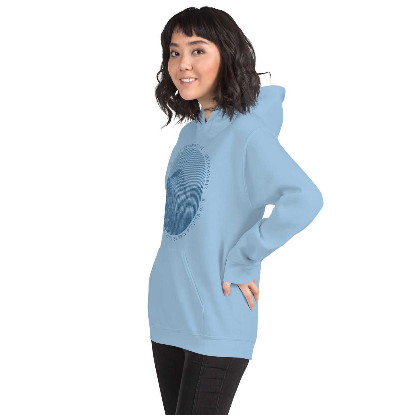 Diese Naturfreundin trägt einen hellblauen Hoodie von Vallada mit einem Aufdruck des Säntis-Gipfels. Damit drückt sie ihre Liebe zu den Alpen und den Appenzeller Alpen im Besonderen aus.