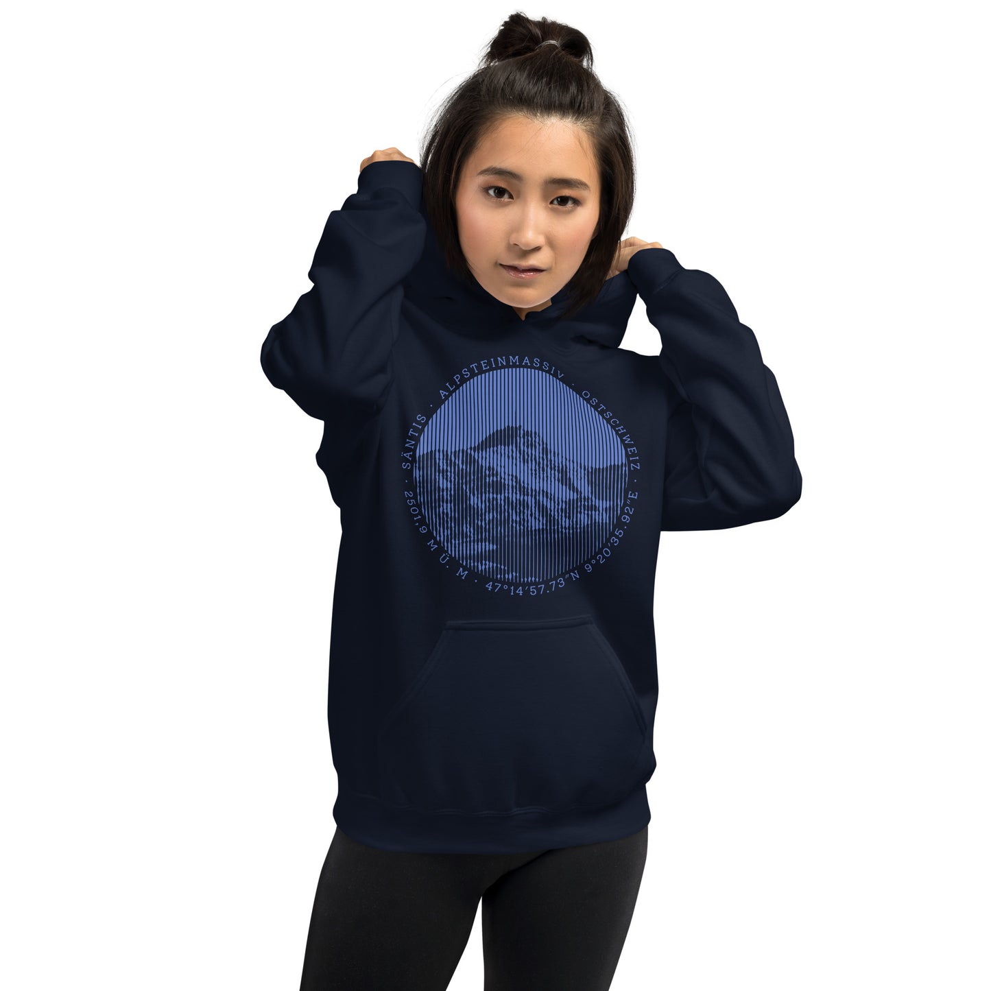 Damen Hoodie Säntis I in Navyblau von Vallada mit Säntis-Print, getragen von einer Frau.