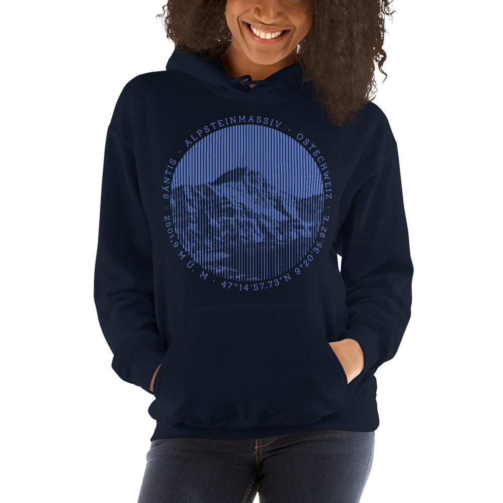 Navyblauer Damen Hoodie mit Säntis-Gipfel-Aufdruck, getragen von einer Frau, die den Berg besteigt.