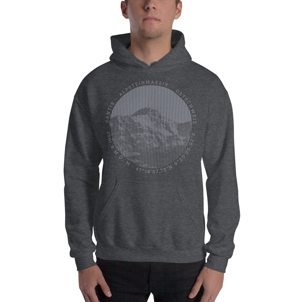 Dunkelgrau melierter Hoodie für Männer mit Säntis-Print aus der Vallada-Collection, getragen von einem Bergenthusiasten.