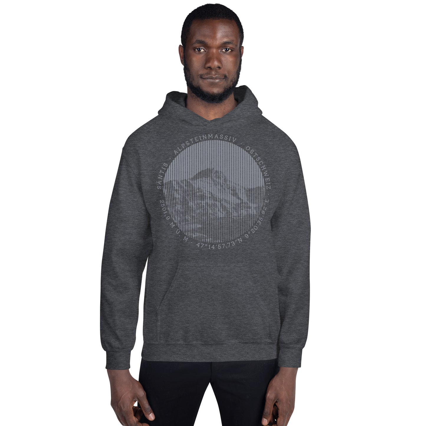 Dunkelgrau melierter Herren Hoodie mit Säntis-Aufdruck, getragen von einem Naturfreund in den Alpen.
