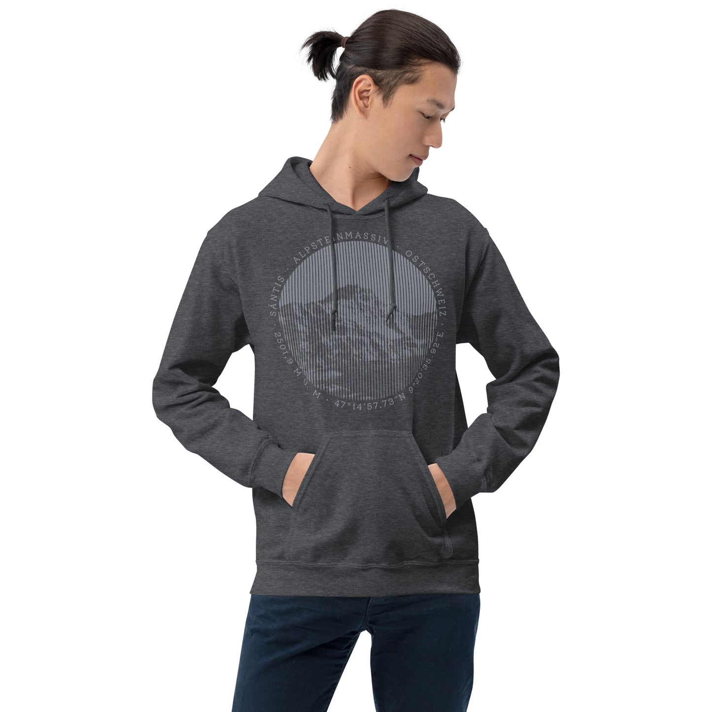 Dunkelgrau melierter Herren Hoodie mit Säntis-Print, getragen von einem Mann in den Alpen.