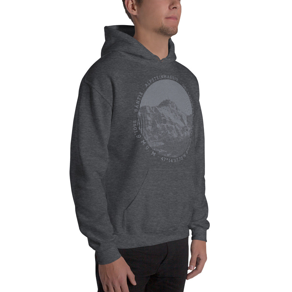Dunkelgrau melierter Herren Hoodie mit Säntis-Print aus der Vallada-Collection, getragen von einem Bergenthusiasten.