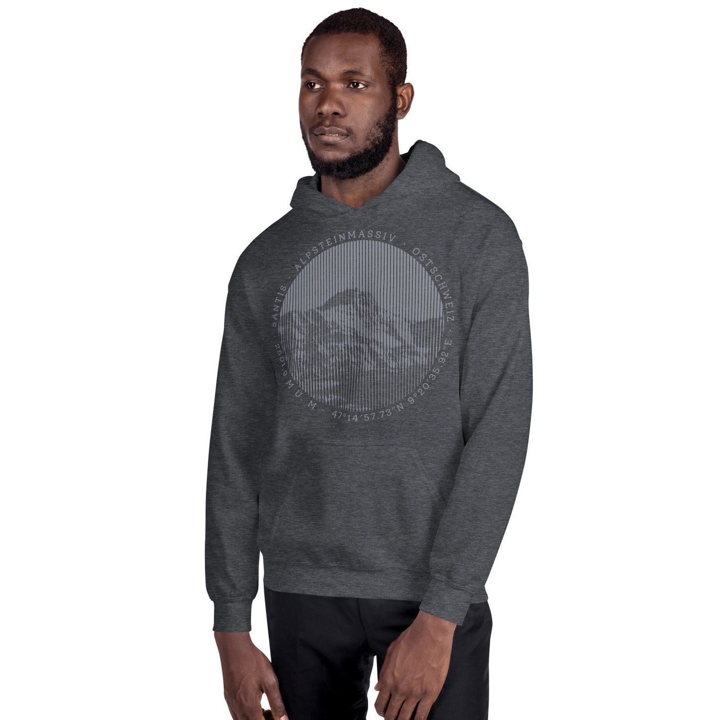Mann trägt dunkelgrau melierten Herren Hoodie von Vallada mit Säntis-Gipfel-Aufdruck, Ausdruck der Liebe zur Alpstein-Region.